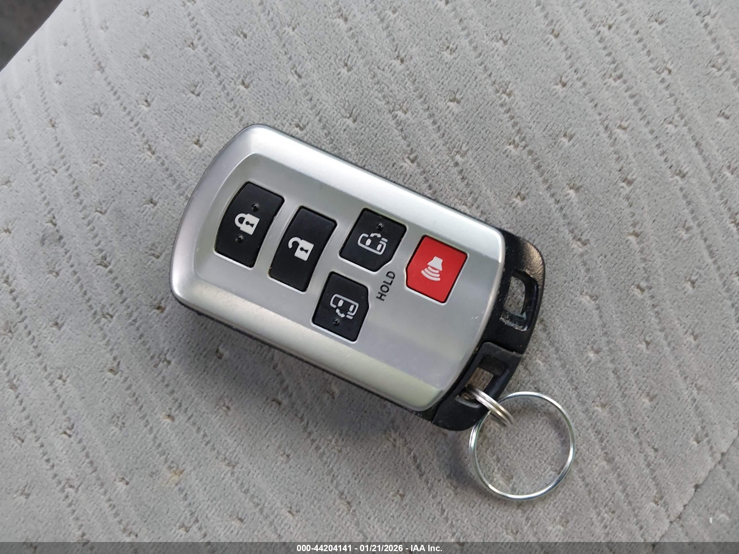 TOYOTA SIENNA image 11