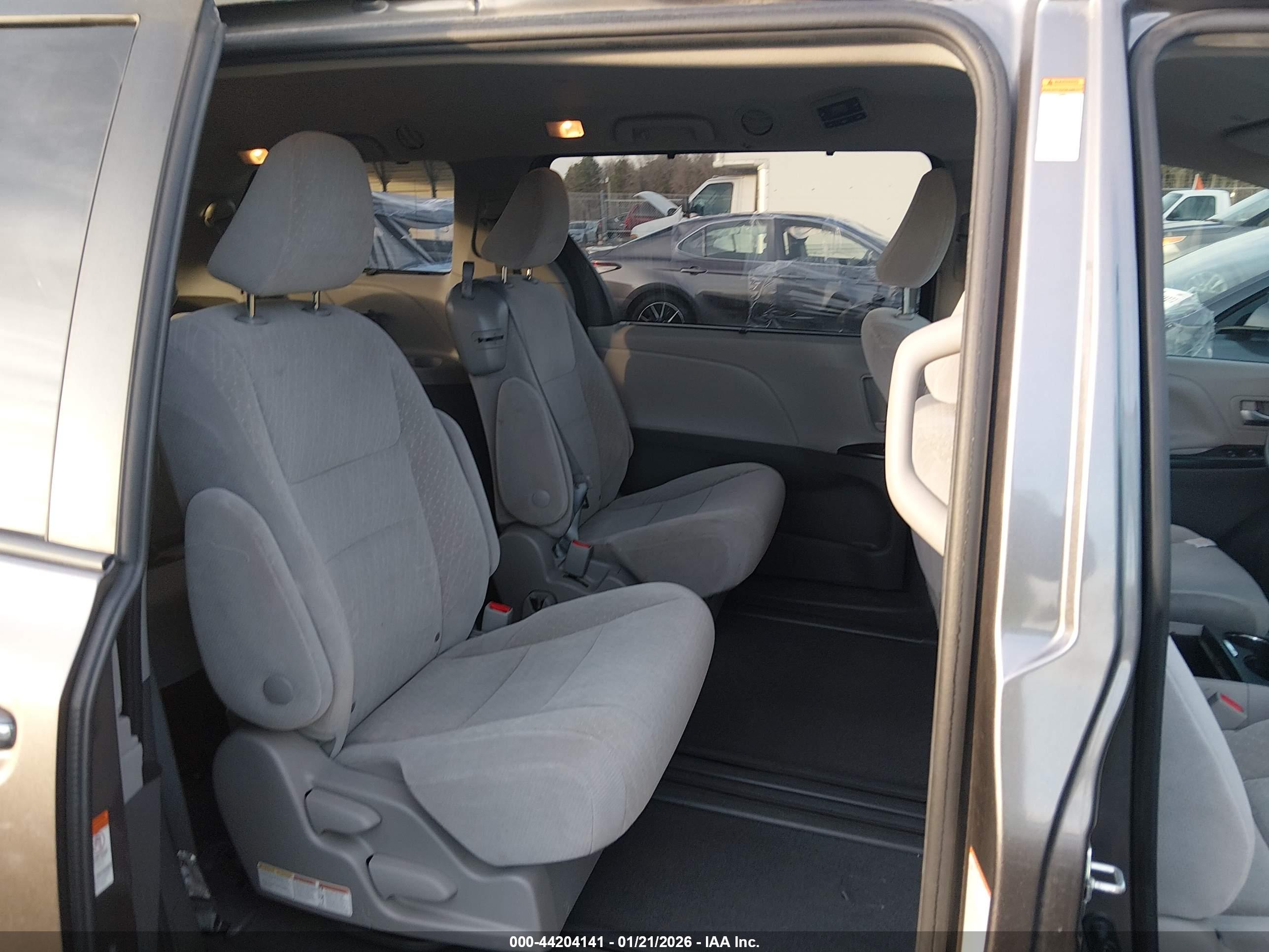 TOYOTA SIENNA image 8