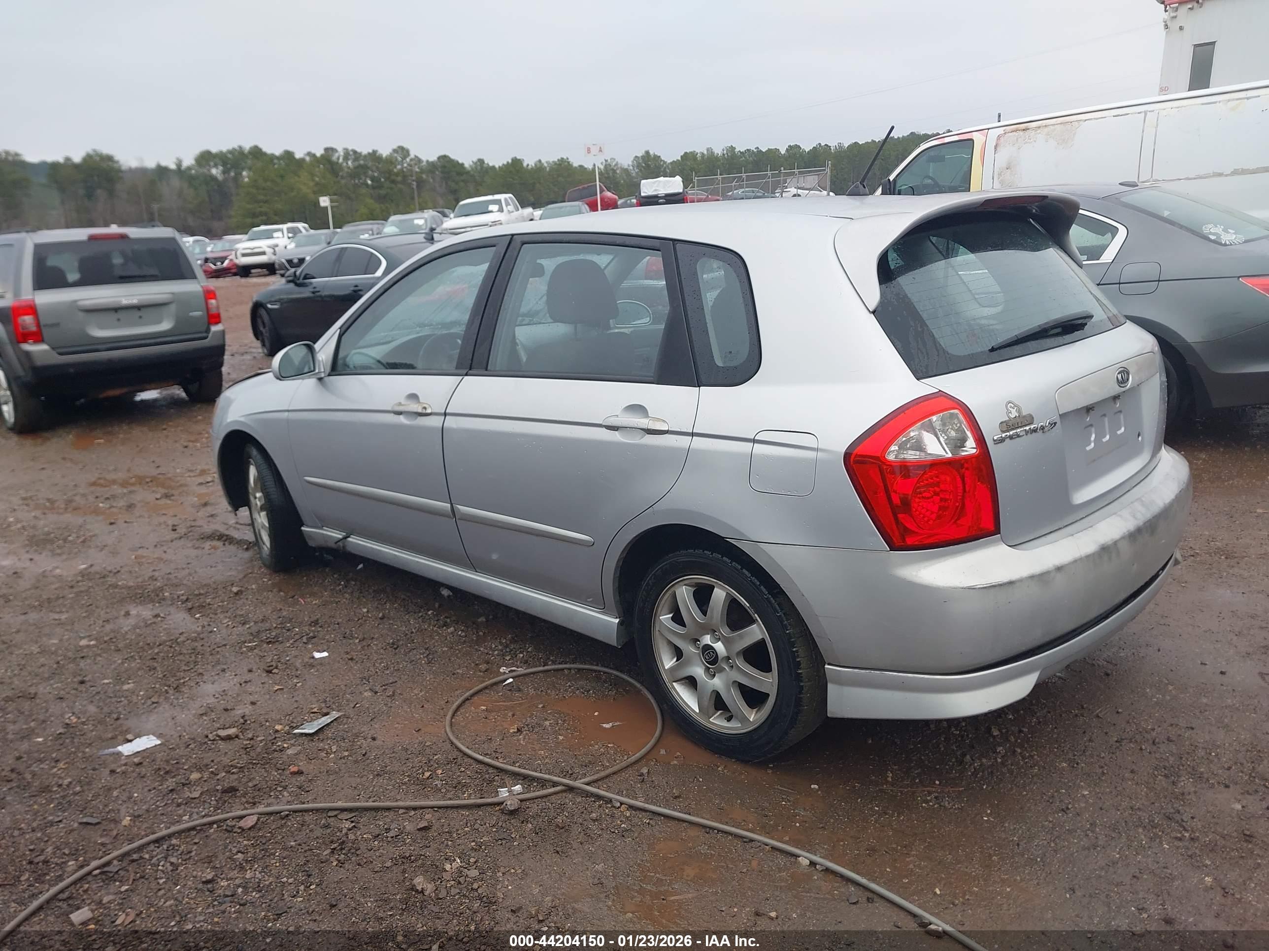 KIA SPECTRA5 image 3