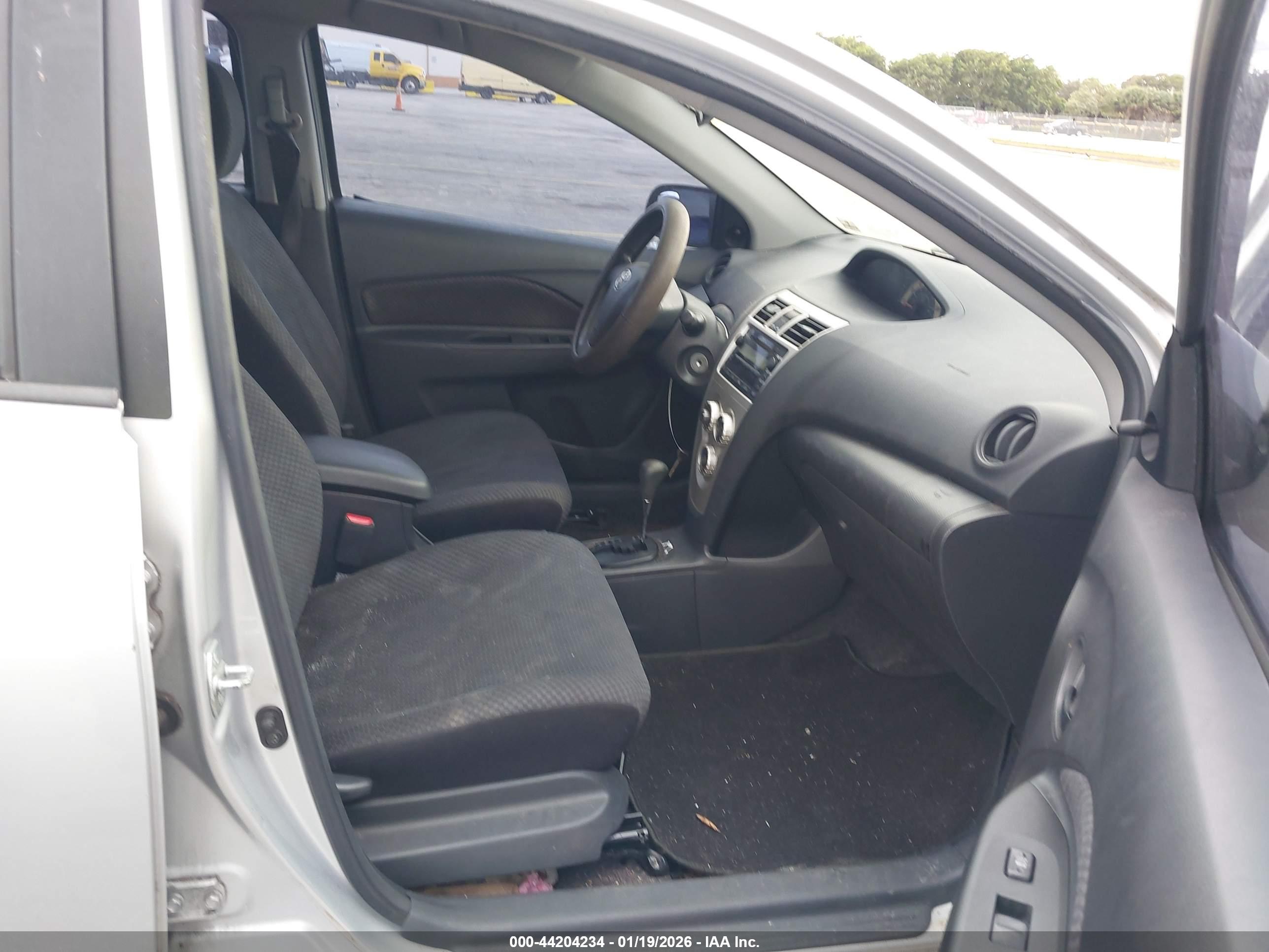 TOYOTA YARIS image 5