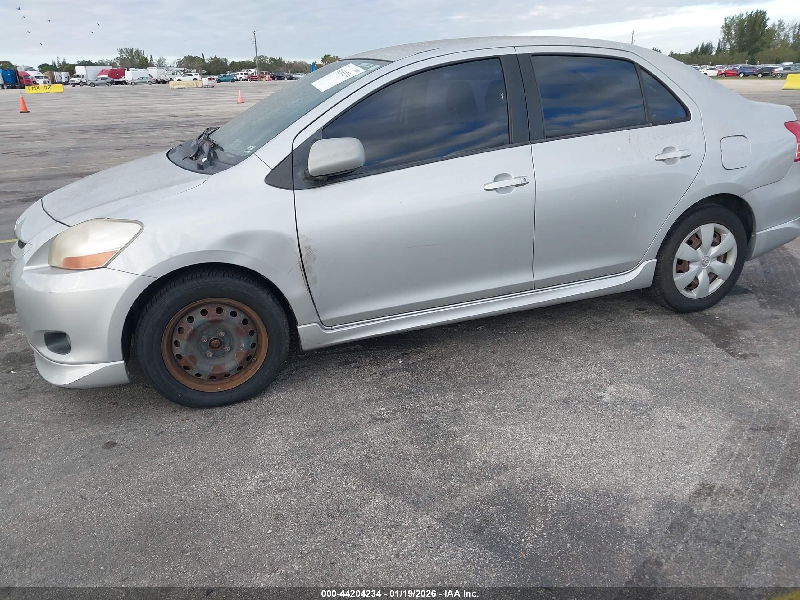 TOYOTA YARIS image 6