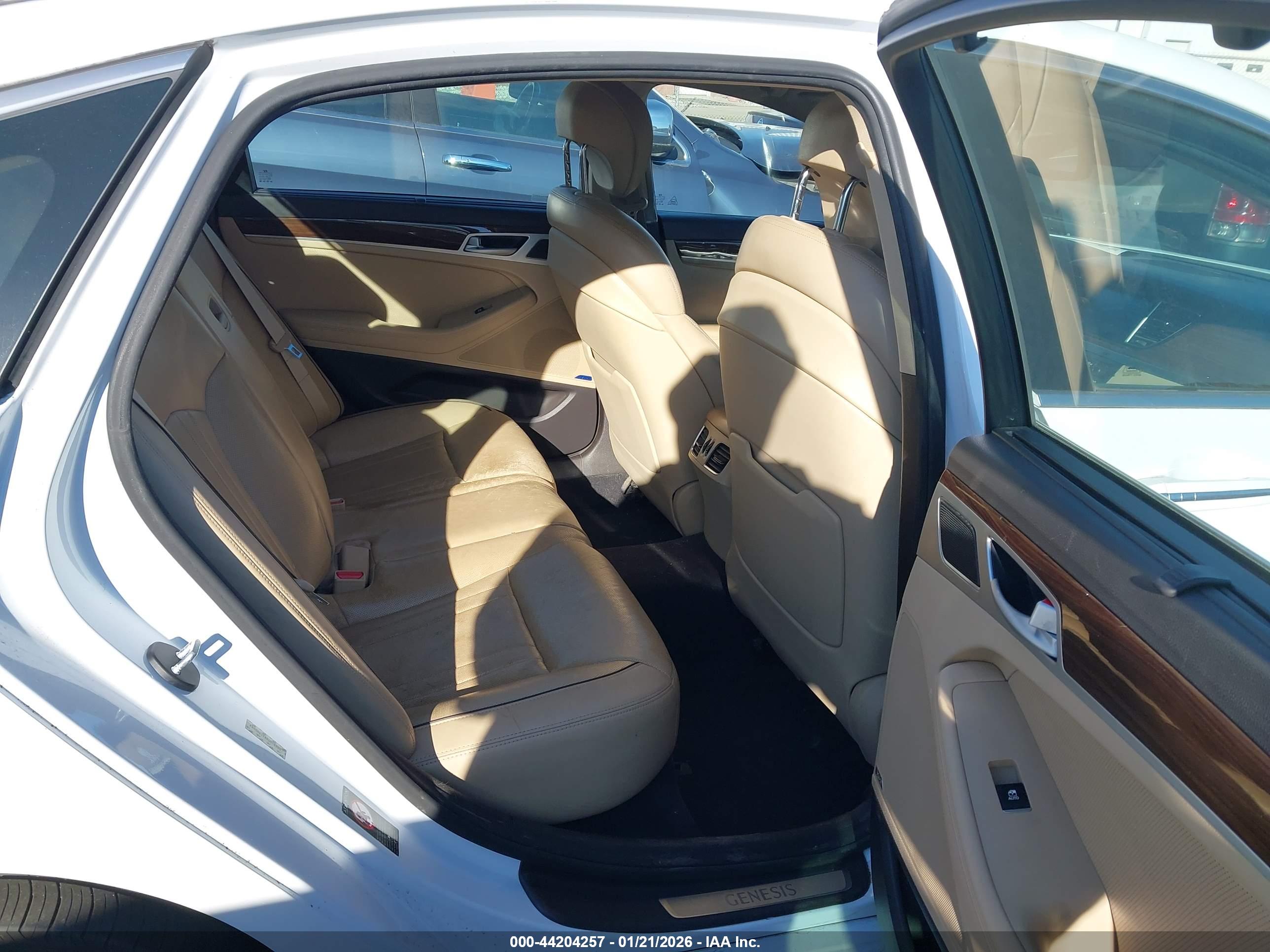 HYUNDAI GENESIS image 8