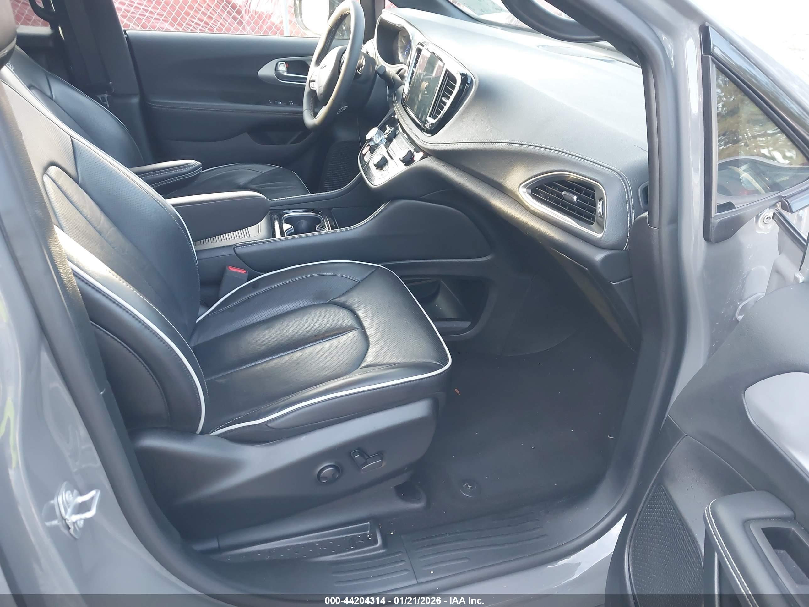 CHRYSLER PACIFICA image 5