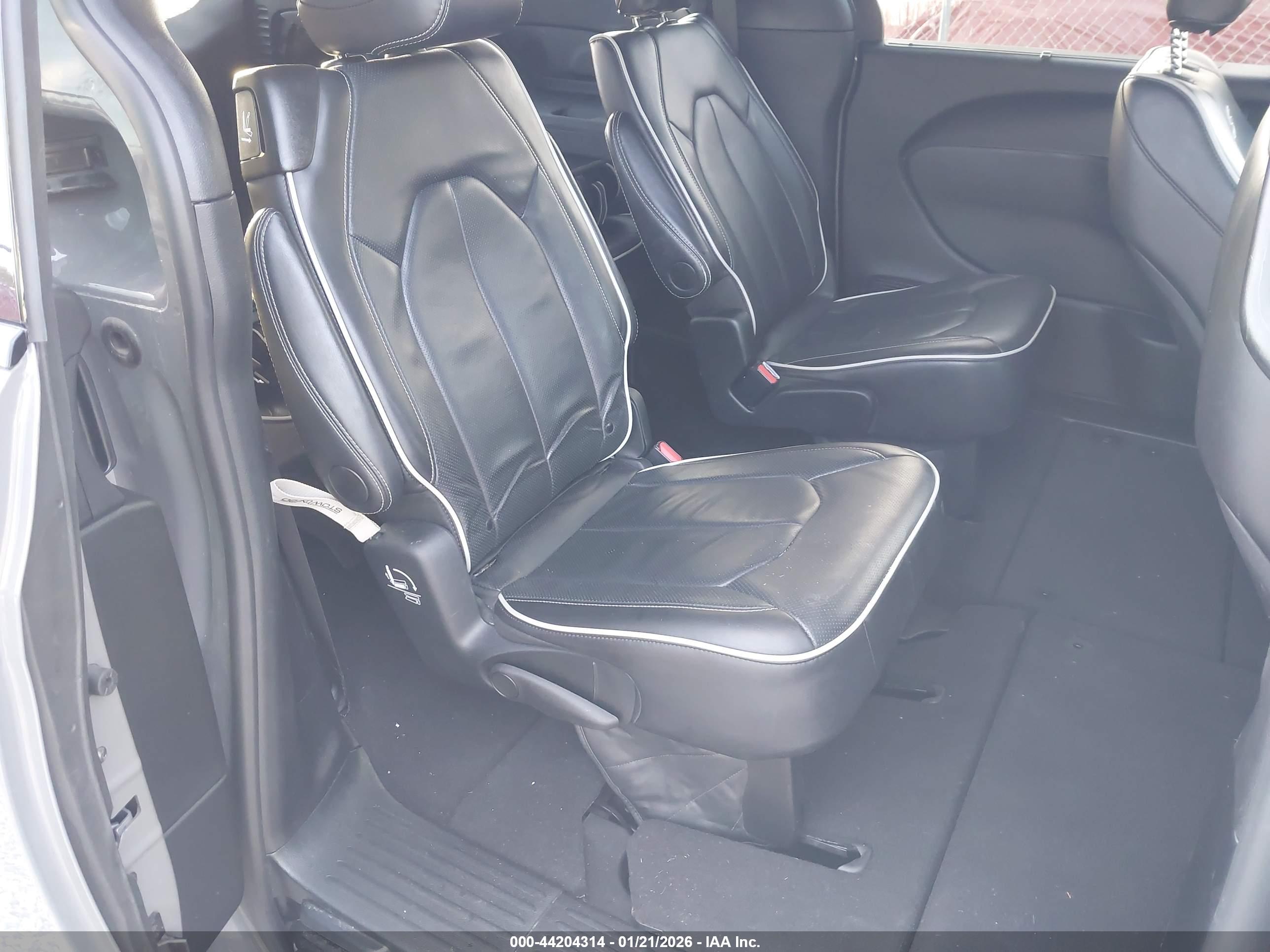 CHRYSLER PACIFICA image 8