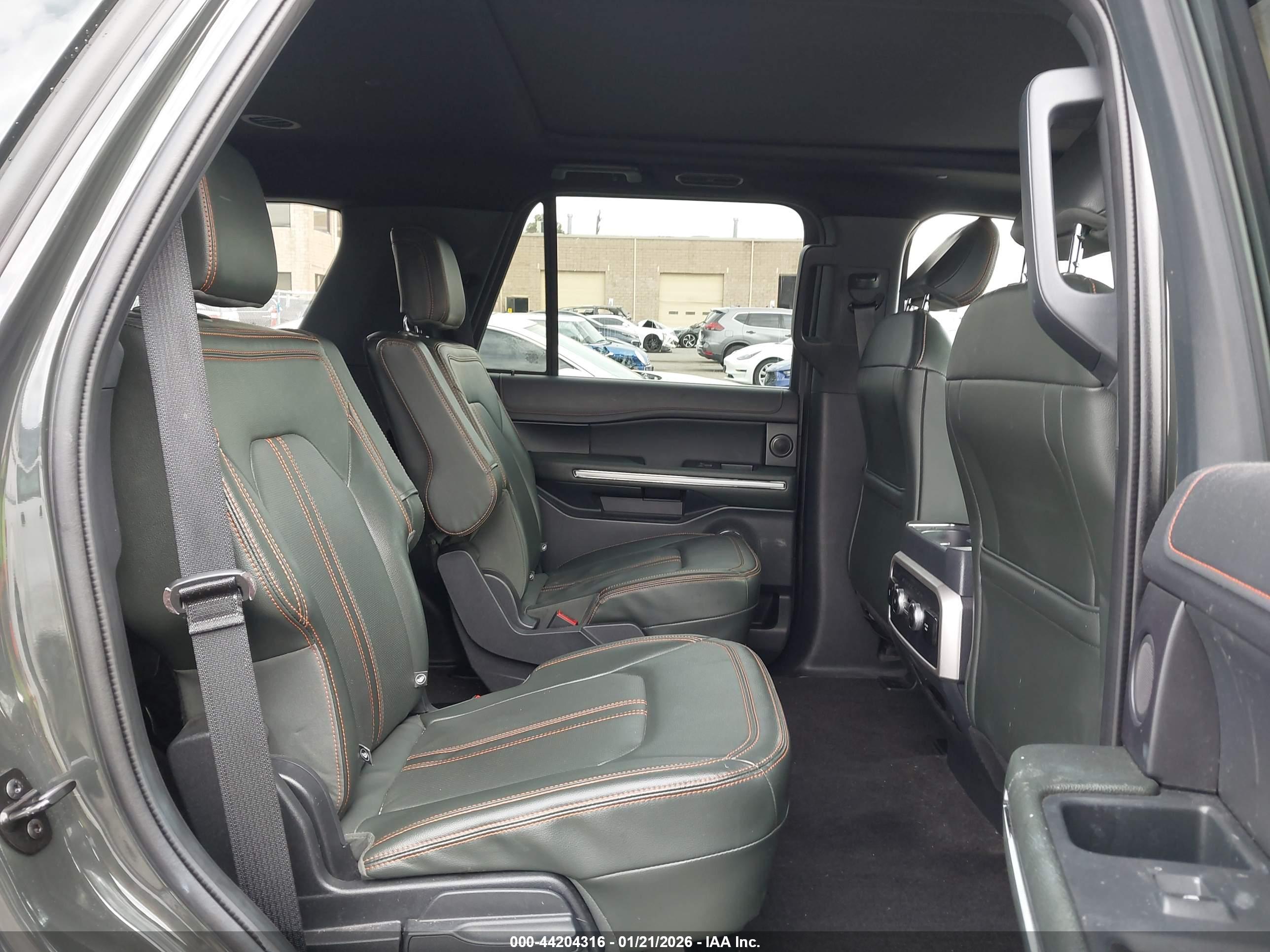 FORD EXPEDITION image 8