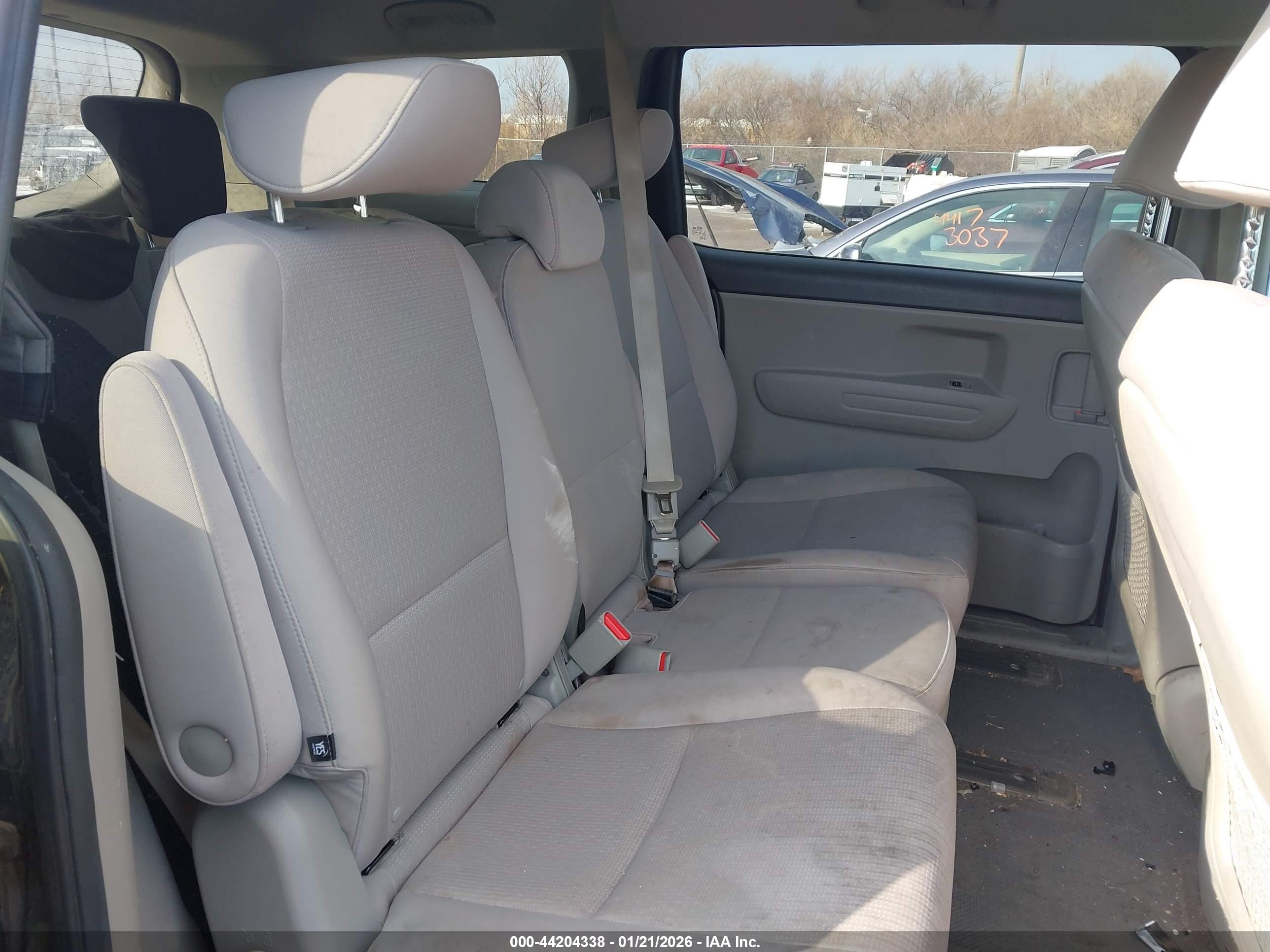 KIA SEDONA image 8
