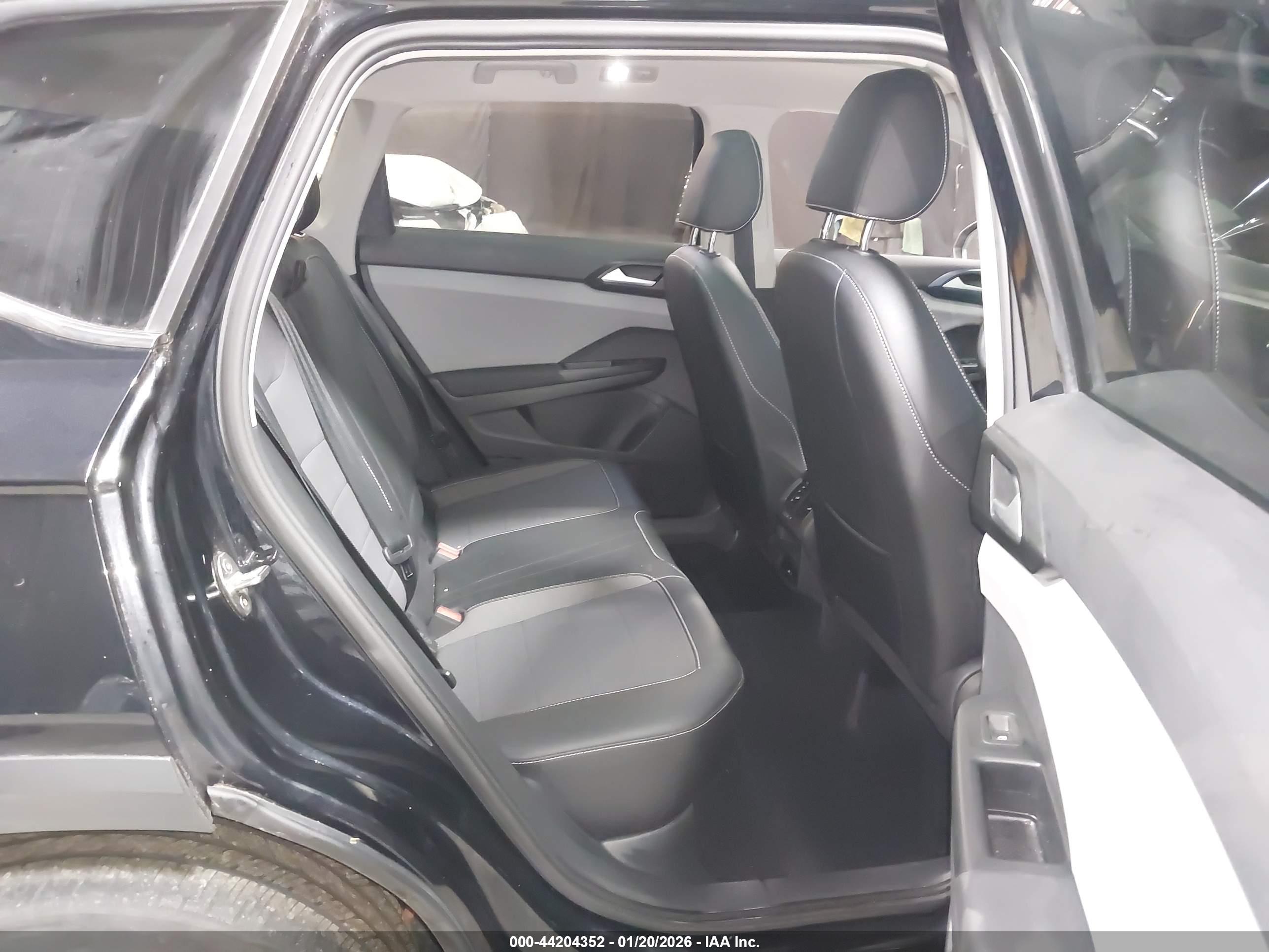 VOLKSWAGEN TAOS image 8