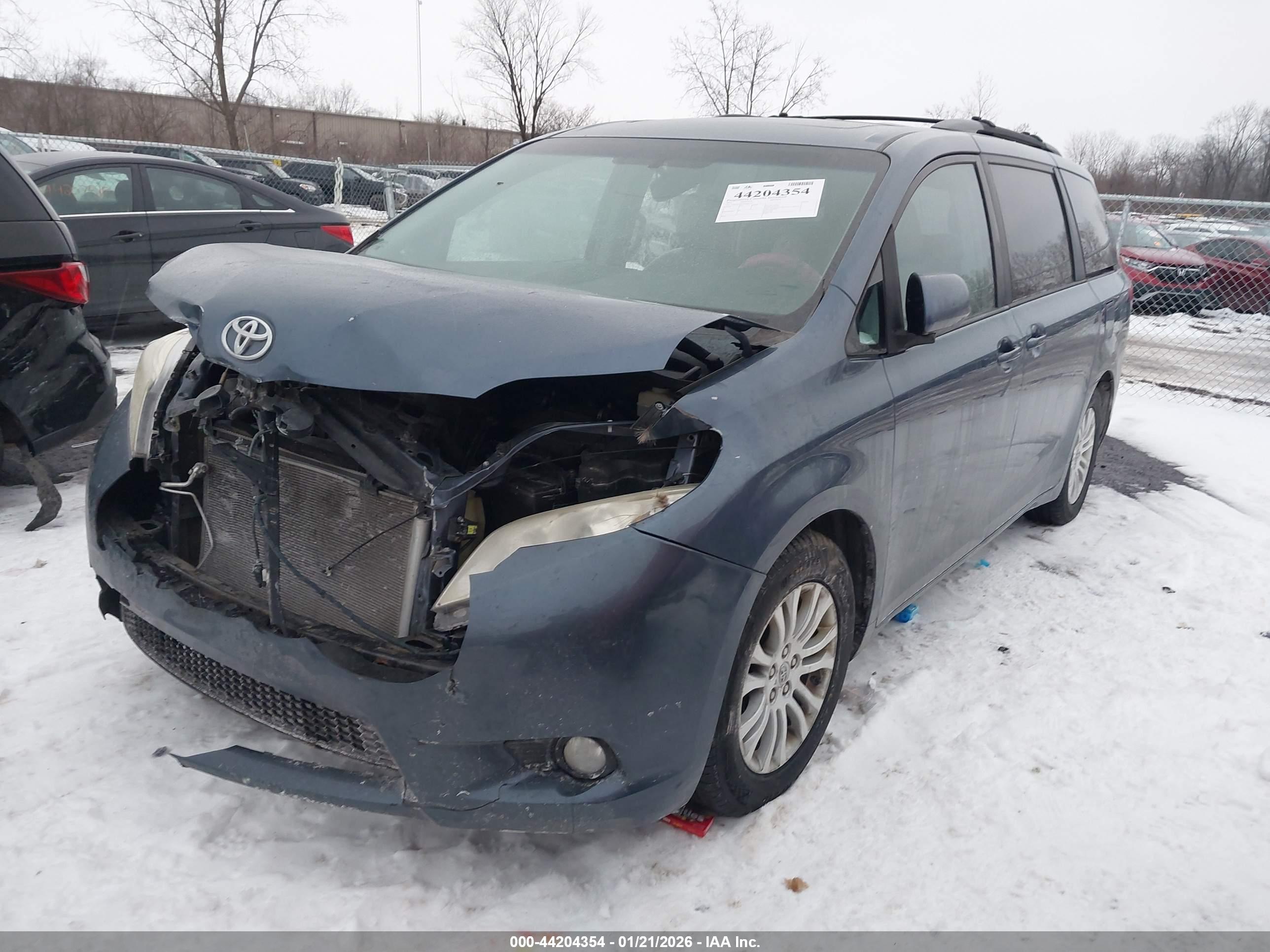 TOYOTA SIENNA image 2