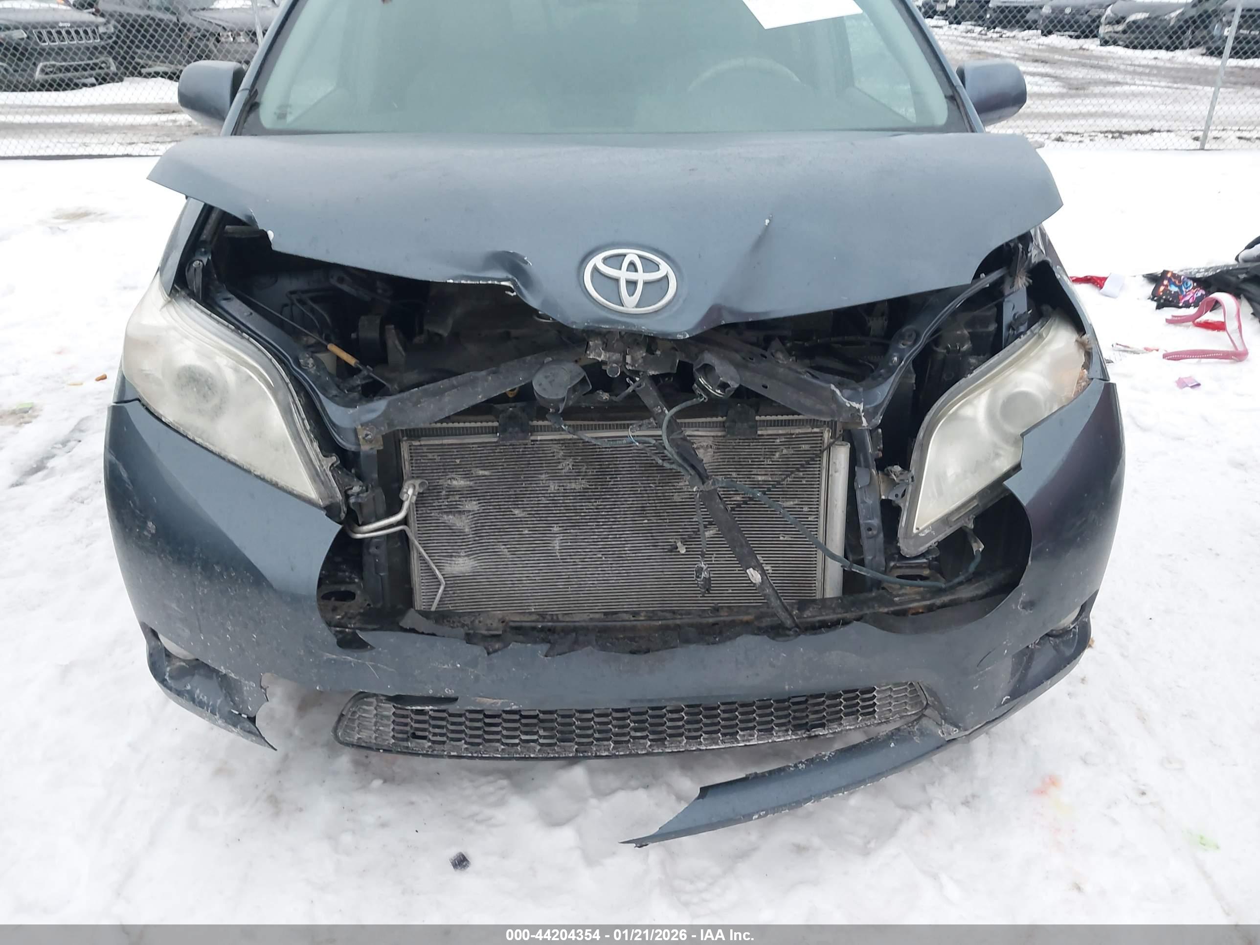 TOYOTA SIENNA image 6