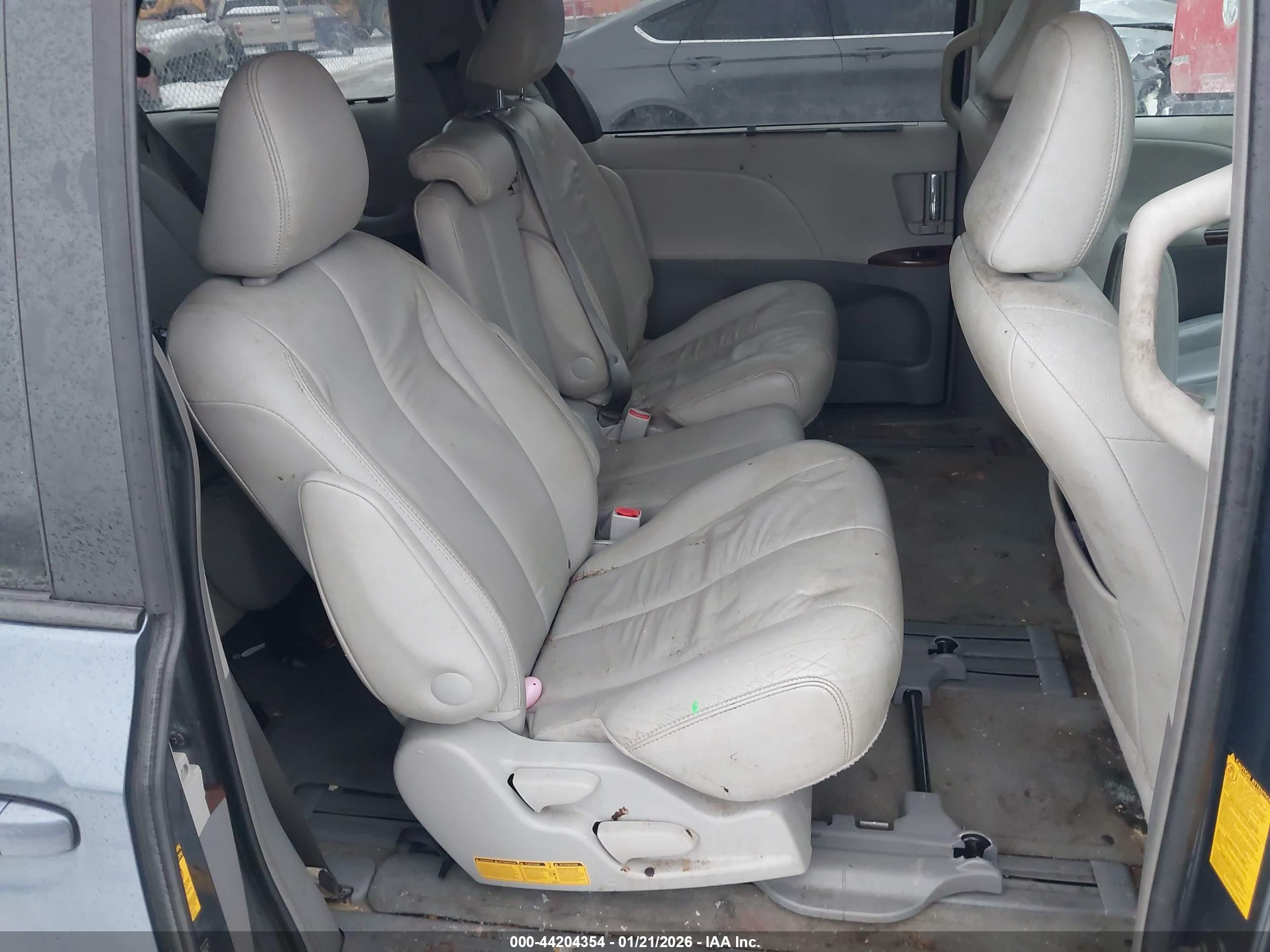 TOYOTA SIENNA image 8