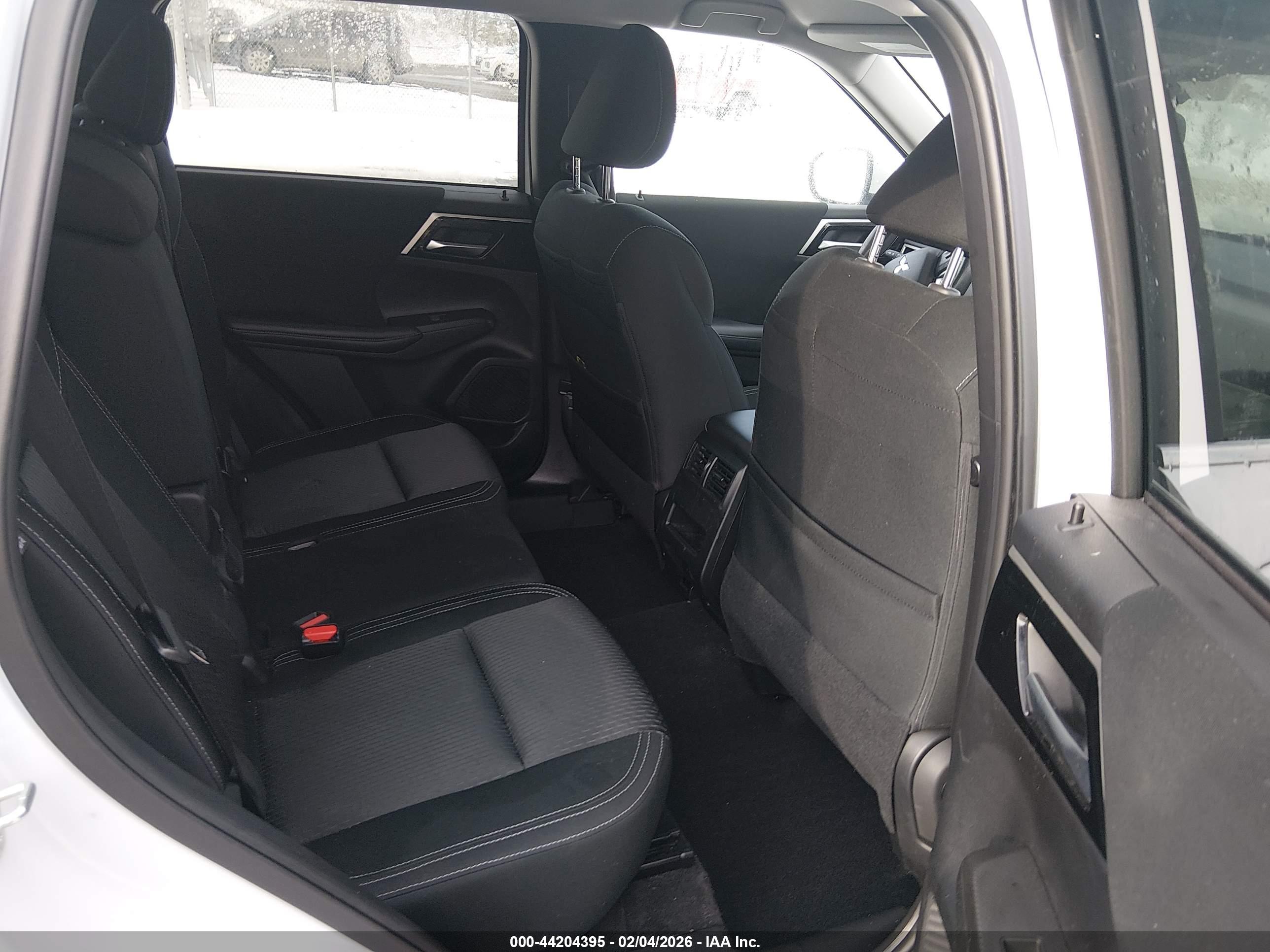 MITSUBISHI OUTLANDER image 8