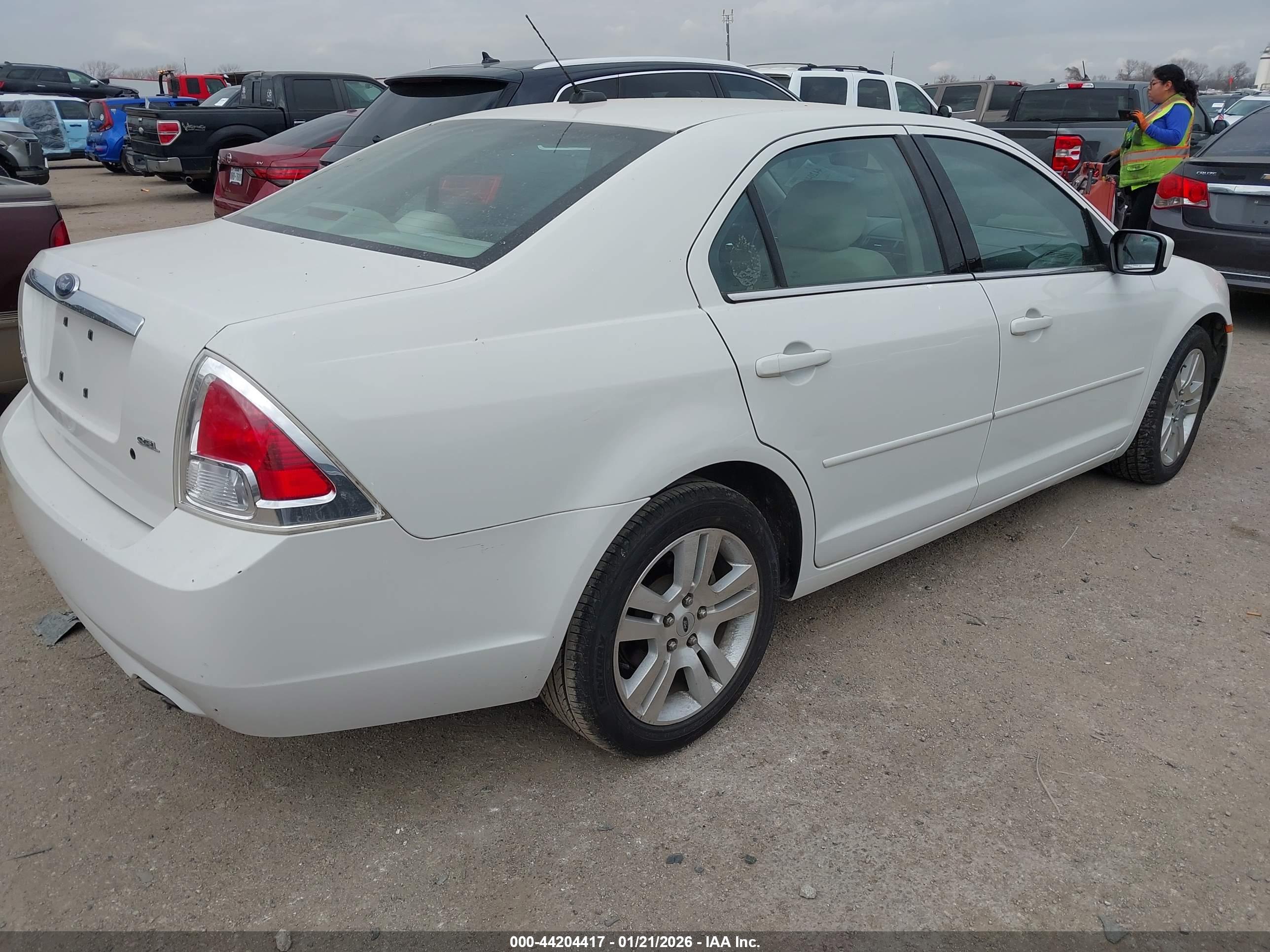FORD FUSION image 4