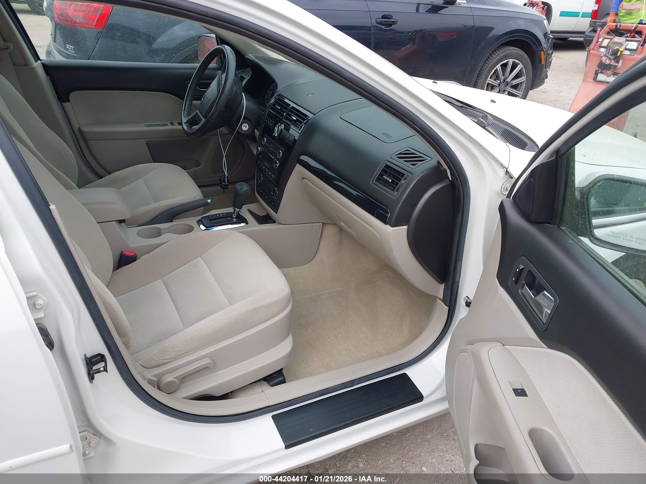 FORD FUSION image 5