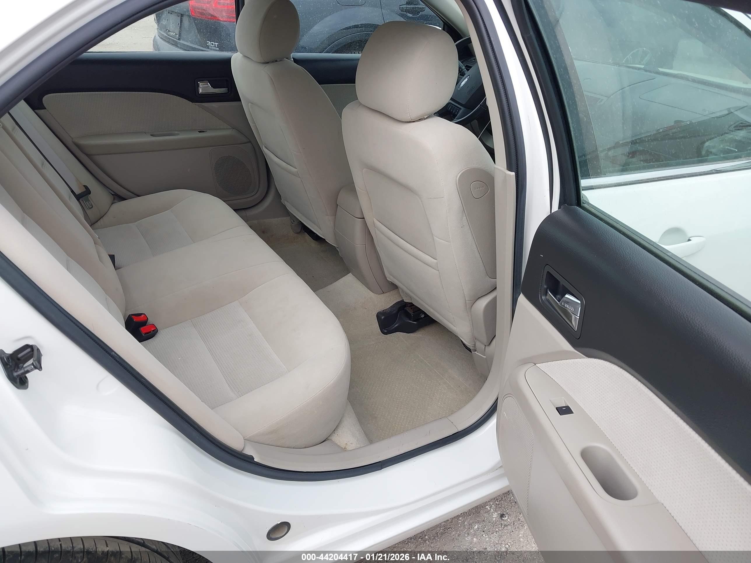 FORD FUSION image 8
