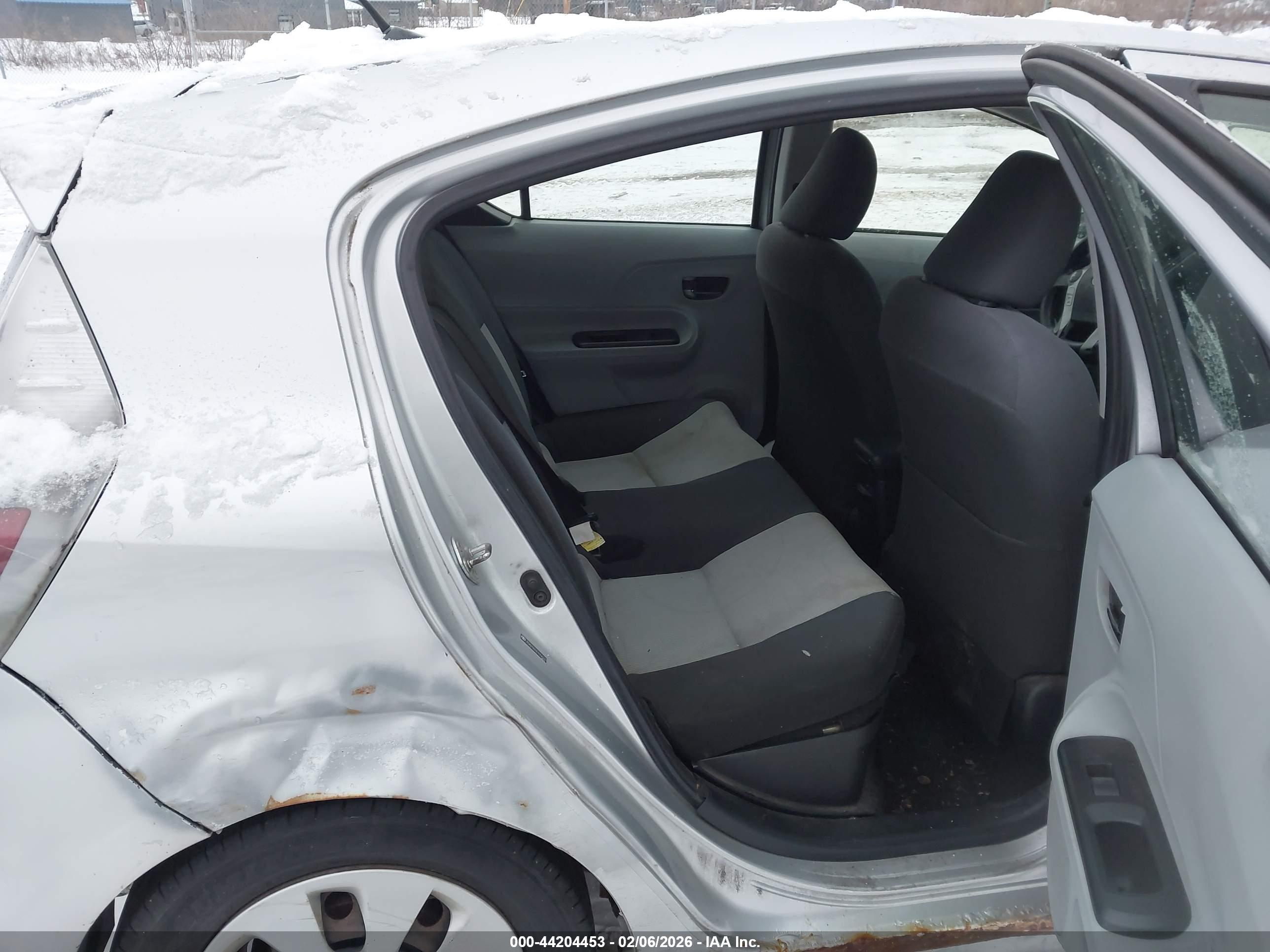 TOYOTA PRIUS image 8