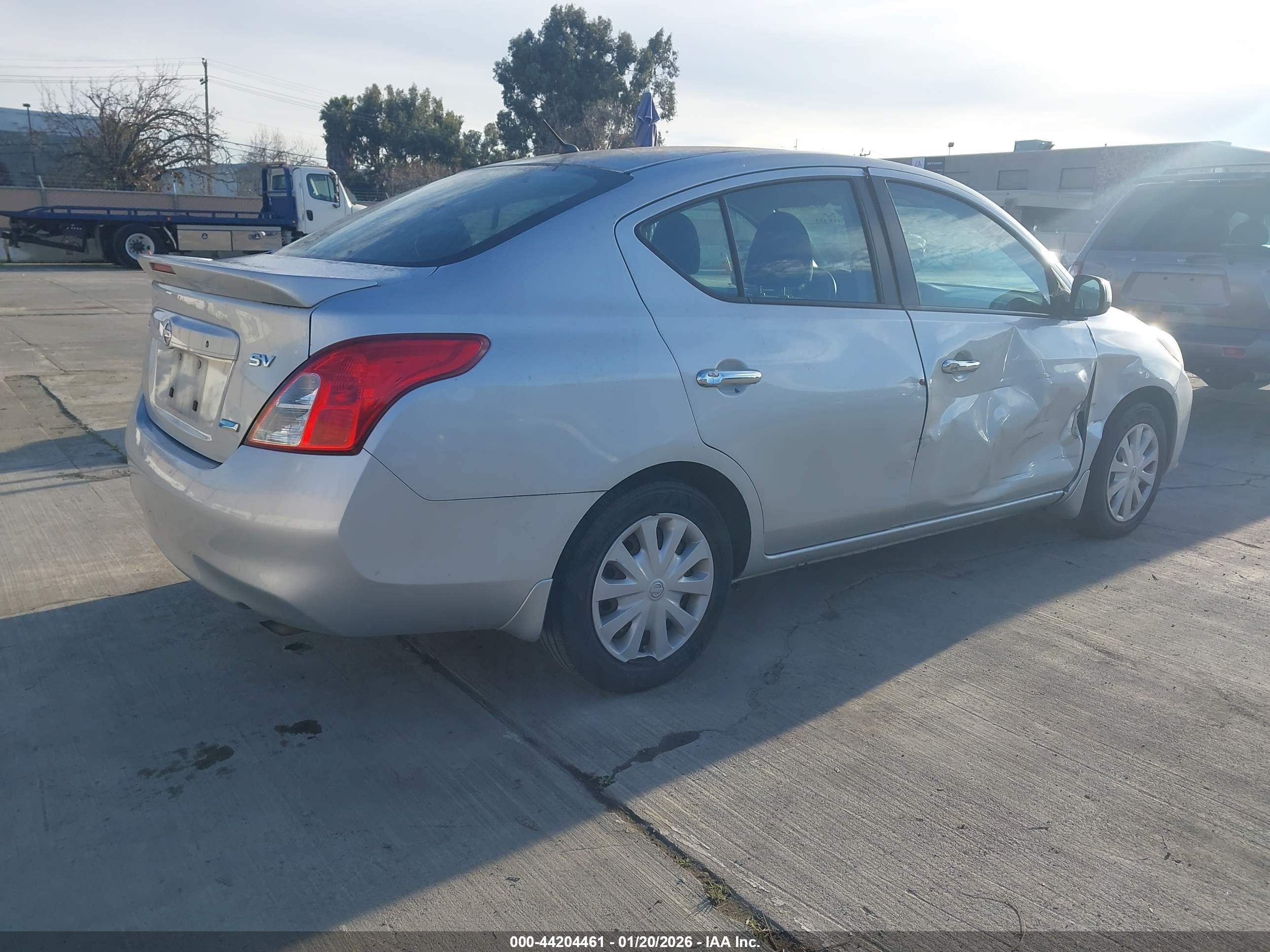 NISSAN VERSA image 4
