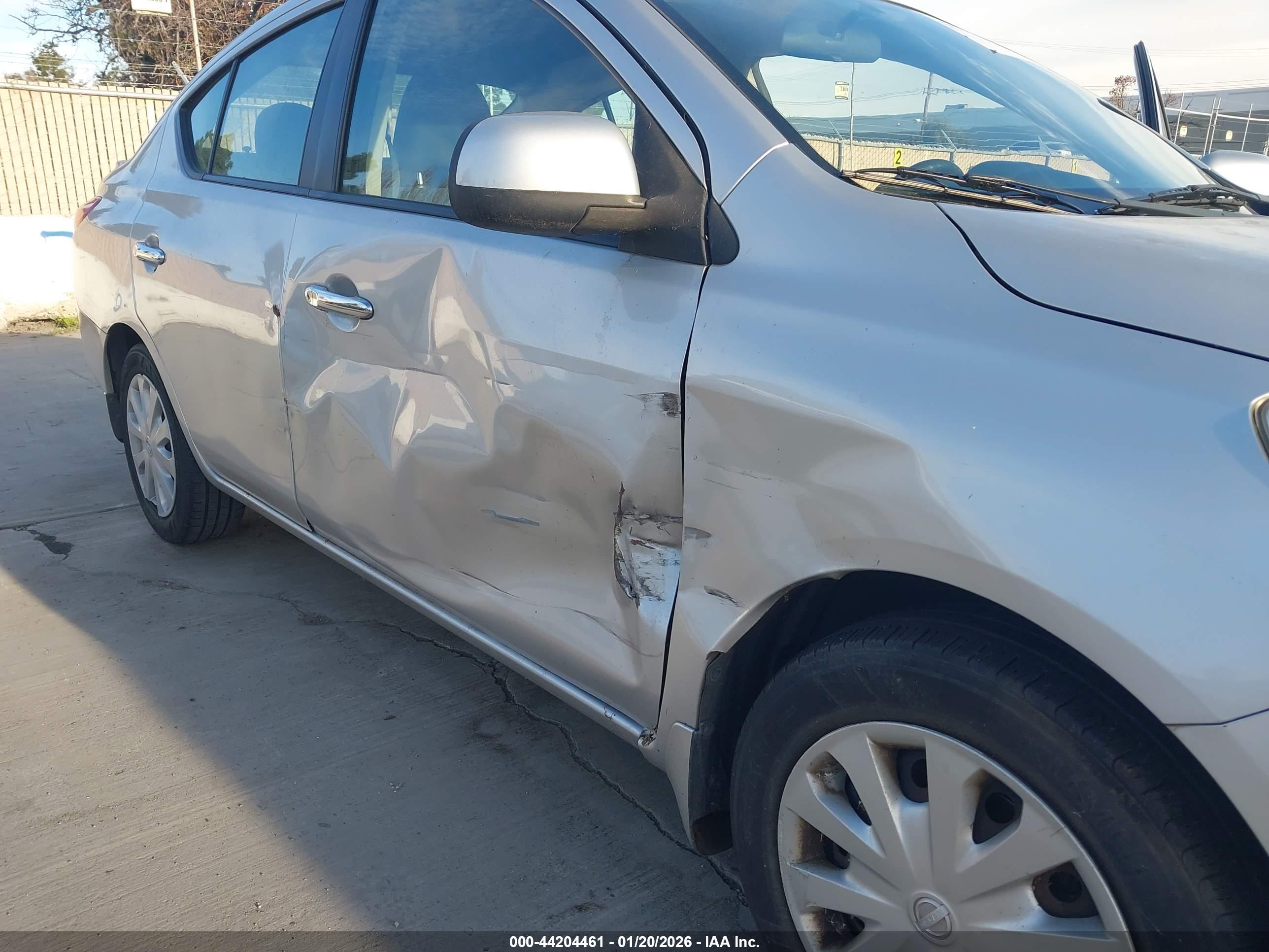 NISSAN VERSA image 6
