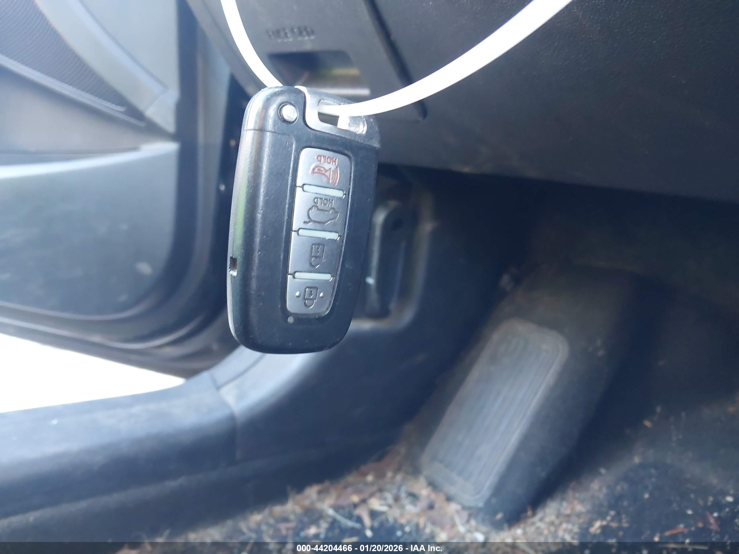 HYUNDAI VELOSTER image 11