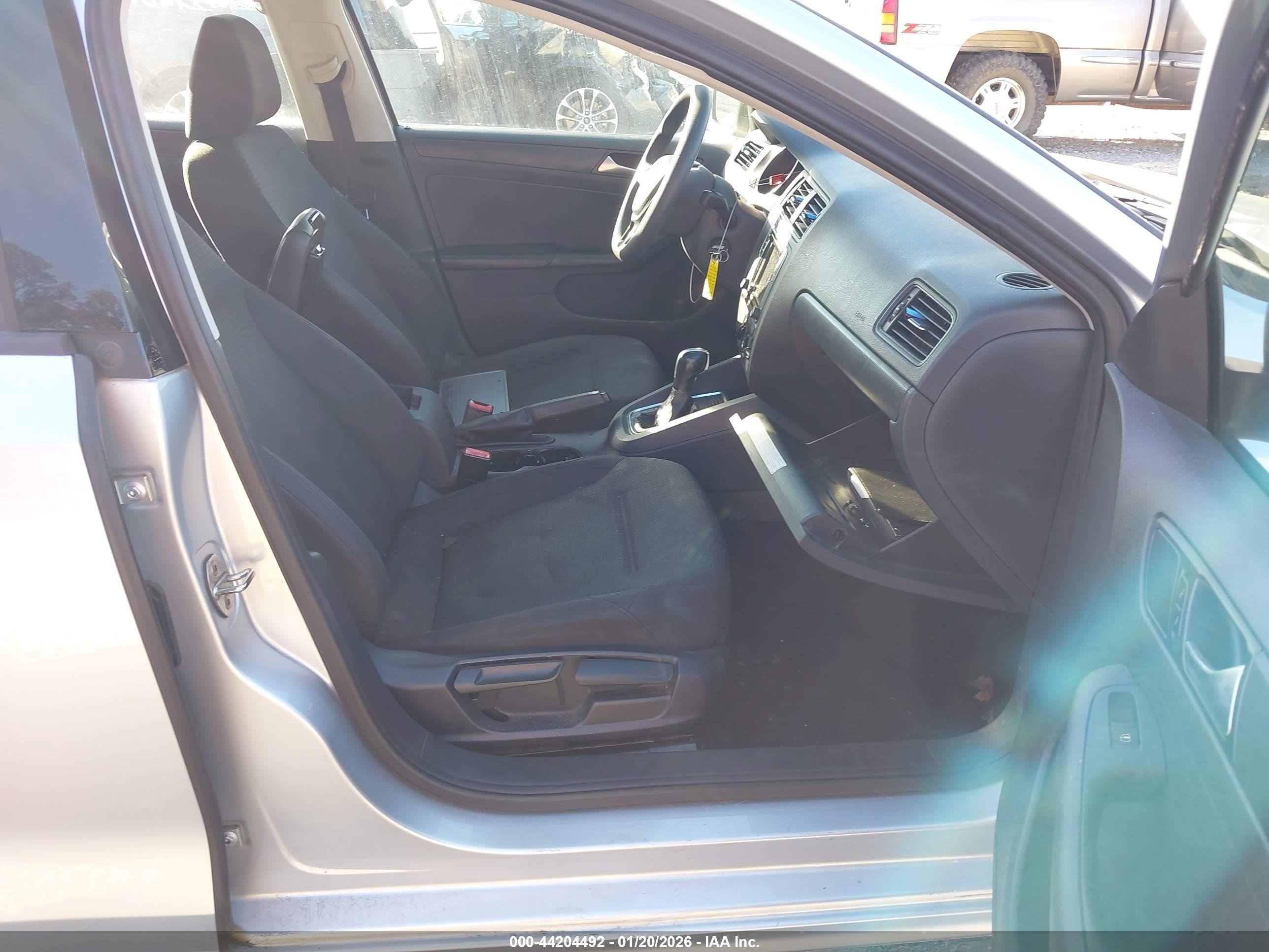 VOLKSWAGEN JETTA image 5