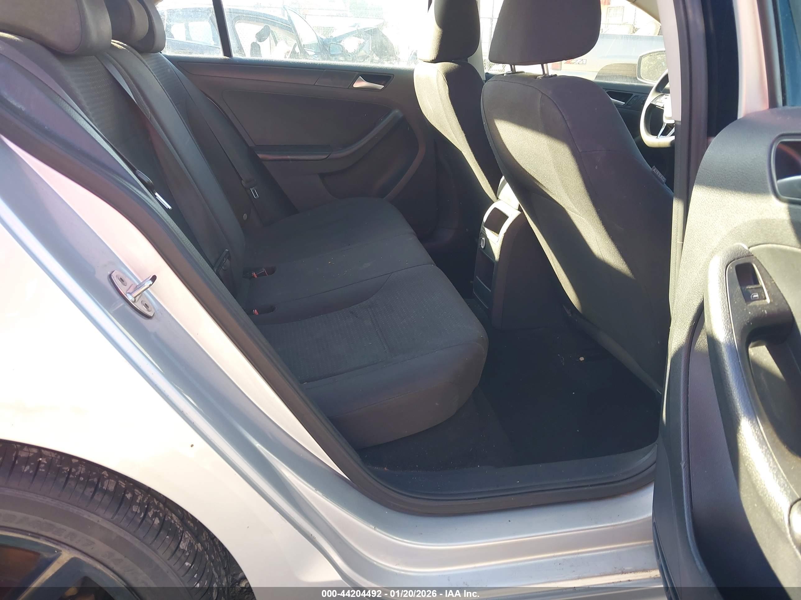 VOLKSWAGEN JETTA image 8