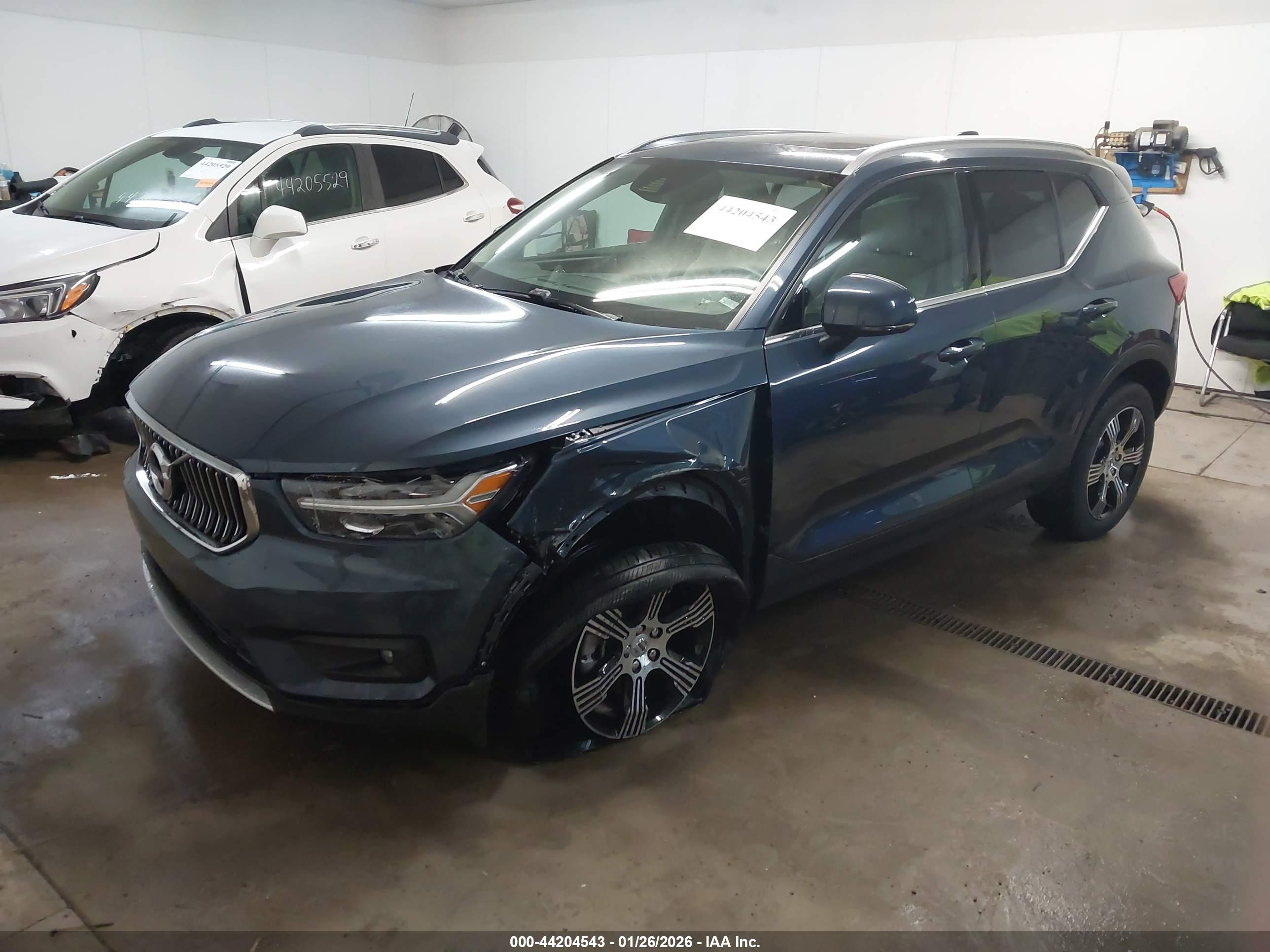 VOLVO XC40 image 2