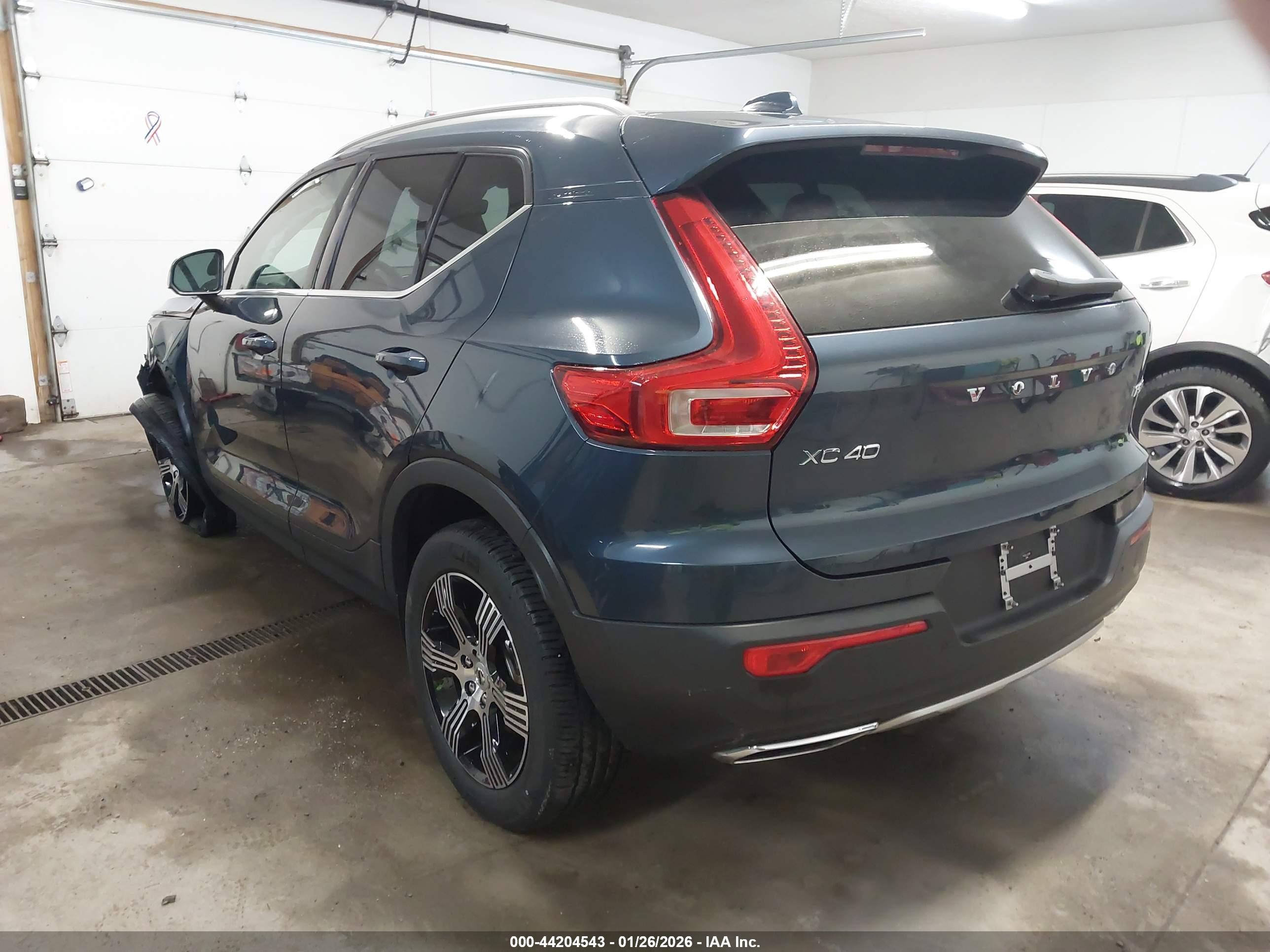 VOLVO XC40 image 3