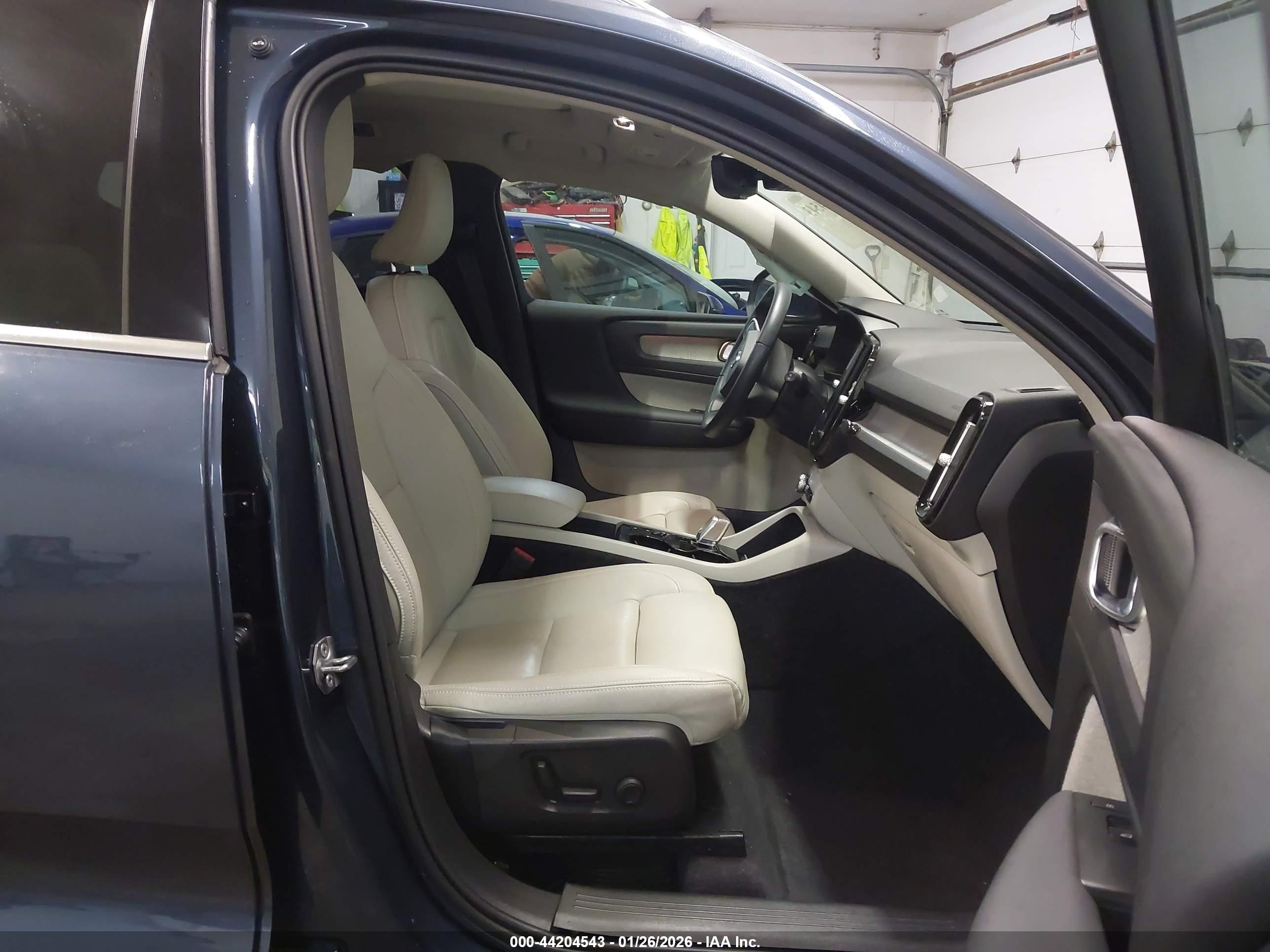 VOLVO XC40 image 5