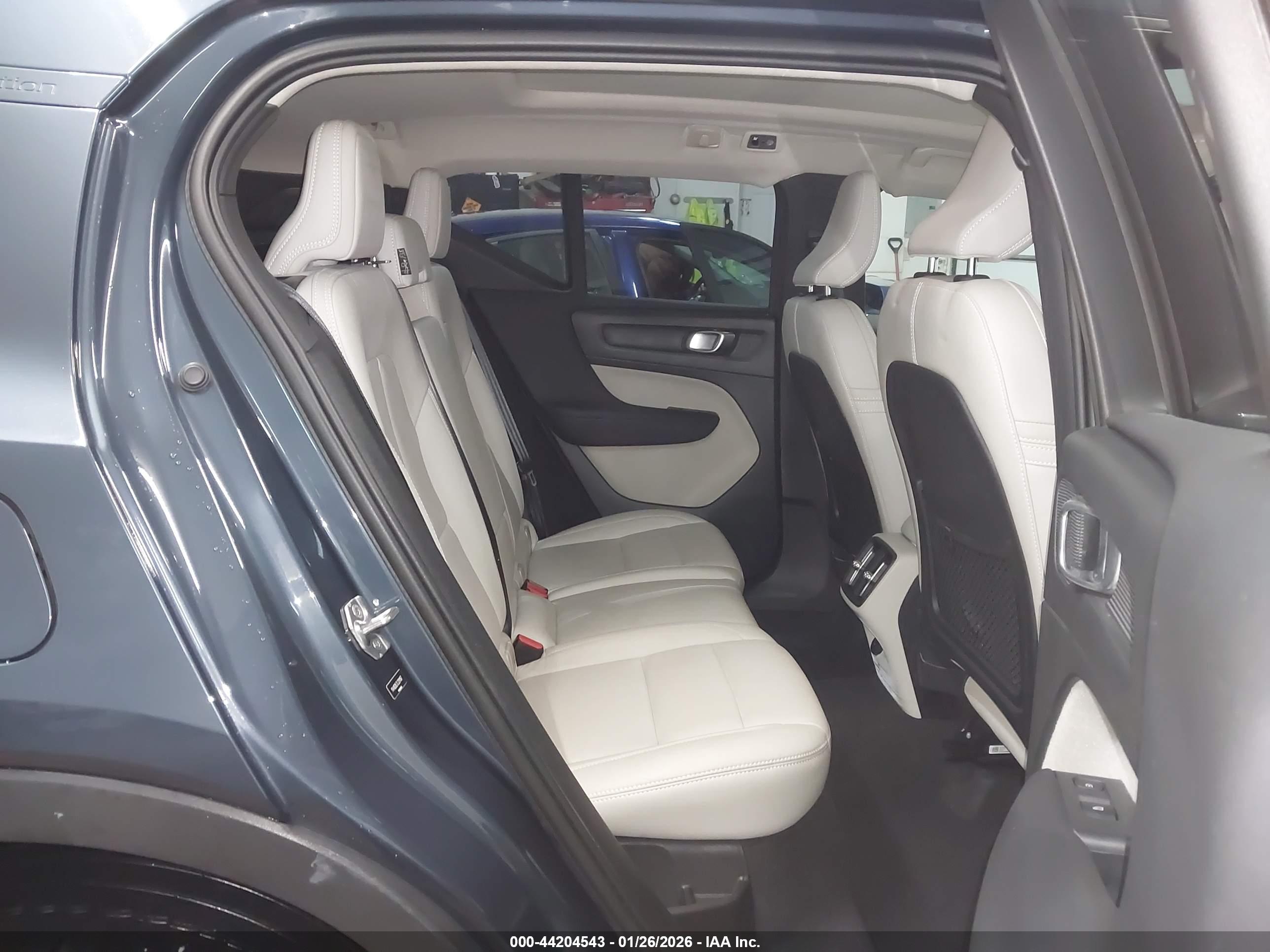 VOLVO XC40 image 8