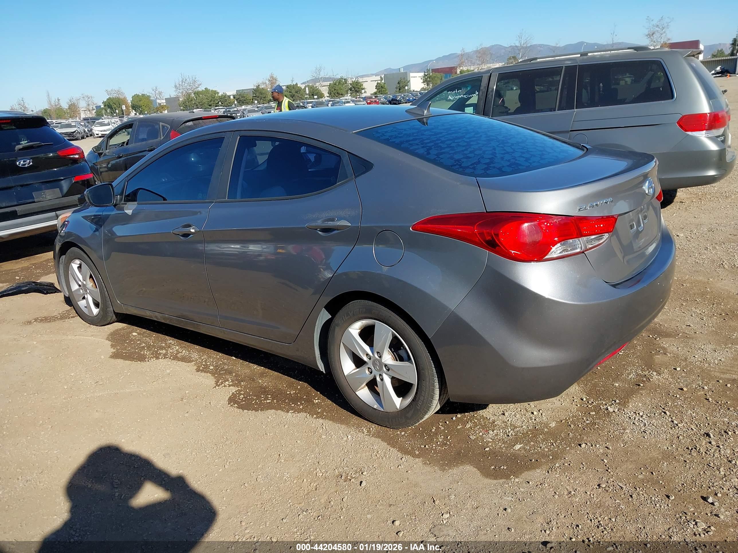 HYUNDAI ELANTRA image 3