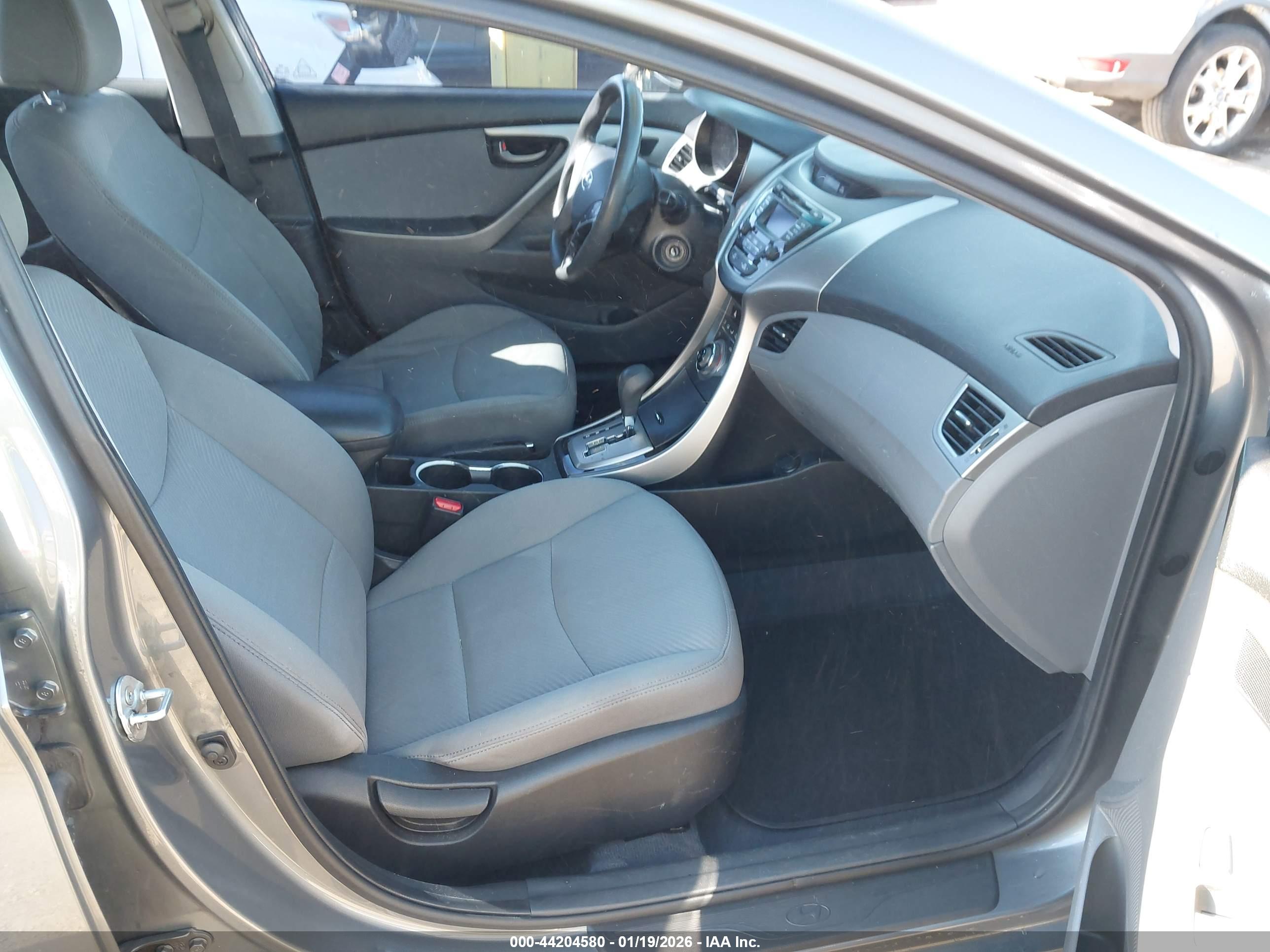 HYUNDAI ELANTRA image 5