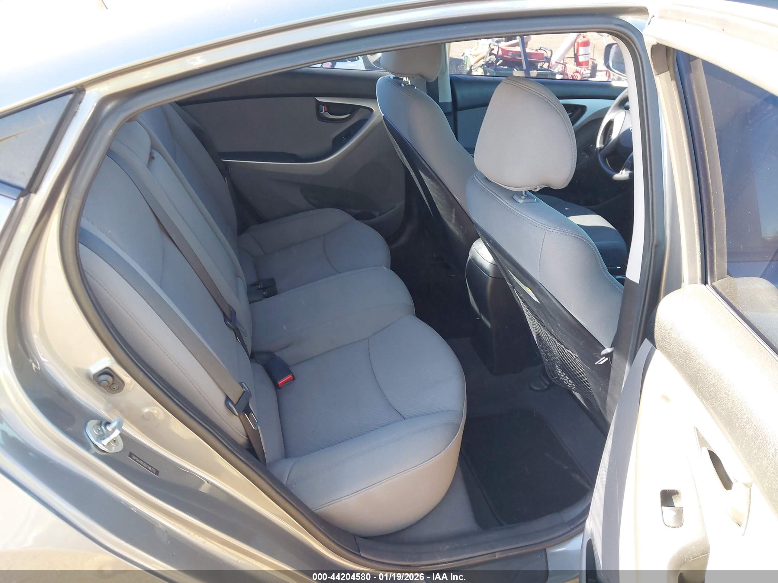 HYUNDAI ELANTRA image 8