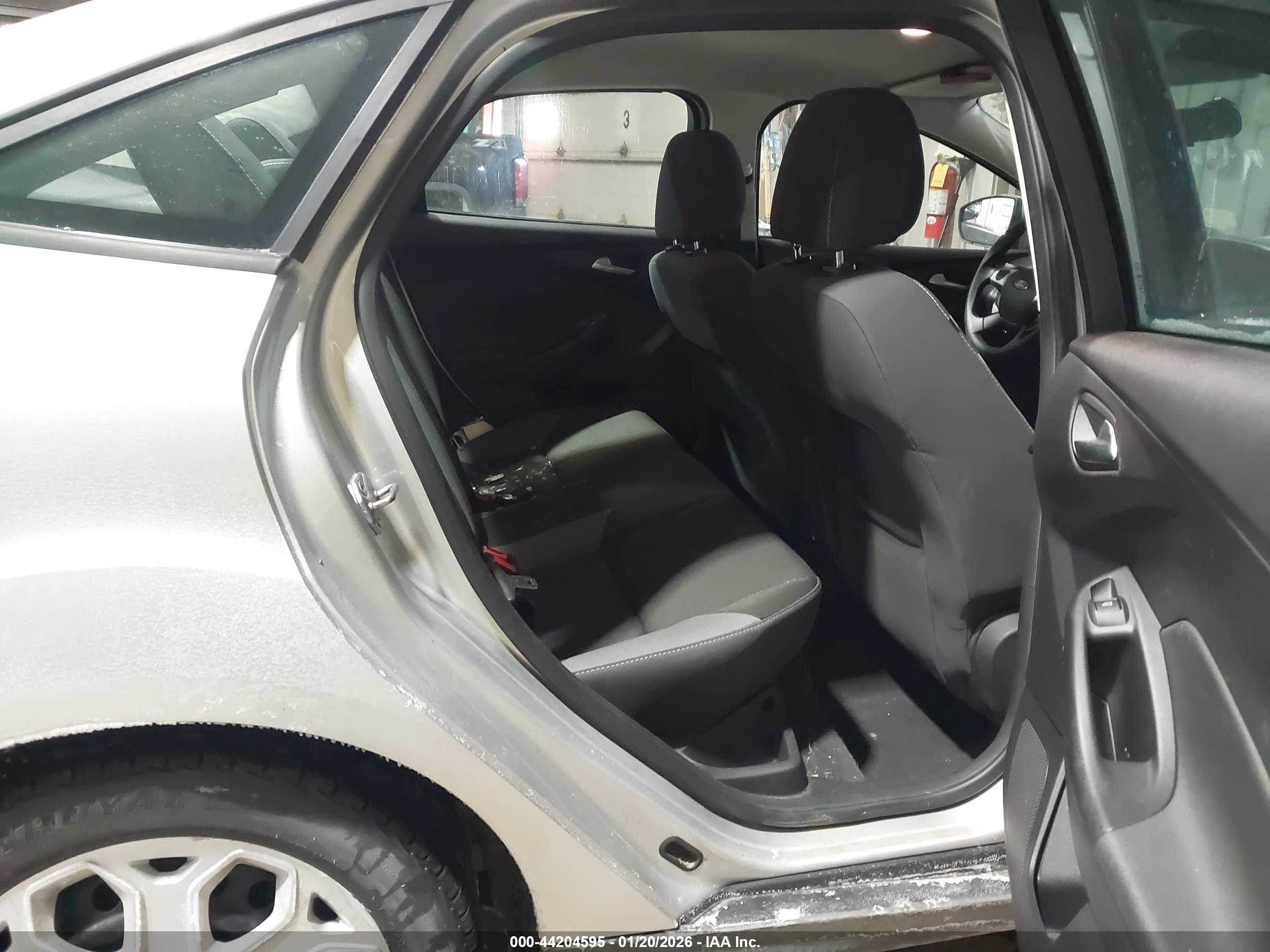 FORD FOCUS image 8
