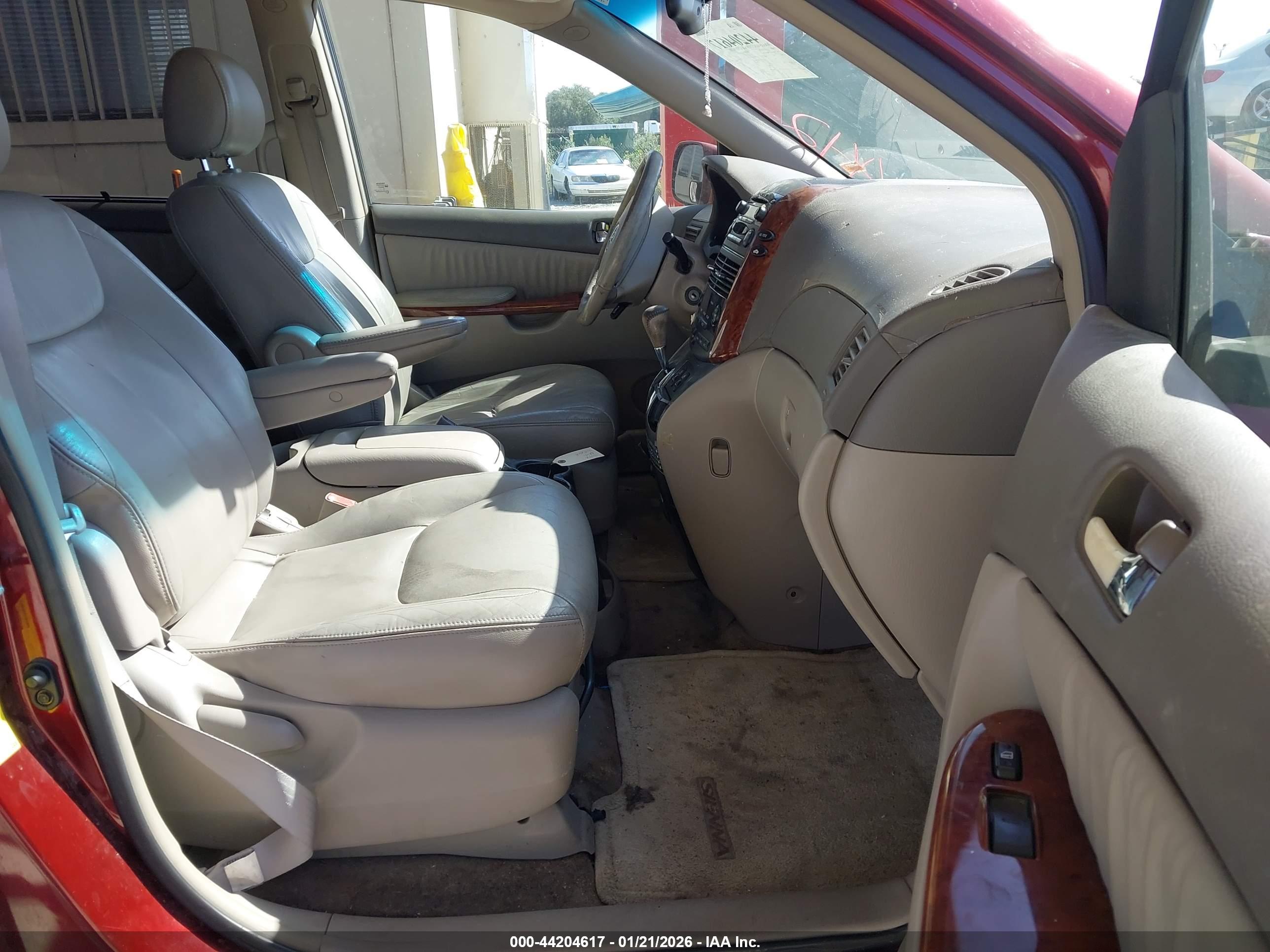 TOYOTA SIENNA image 5