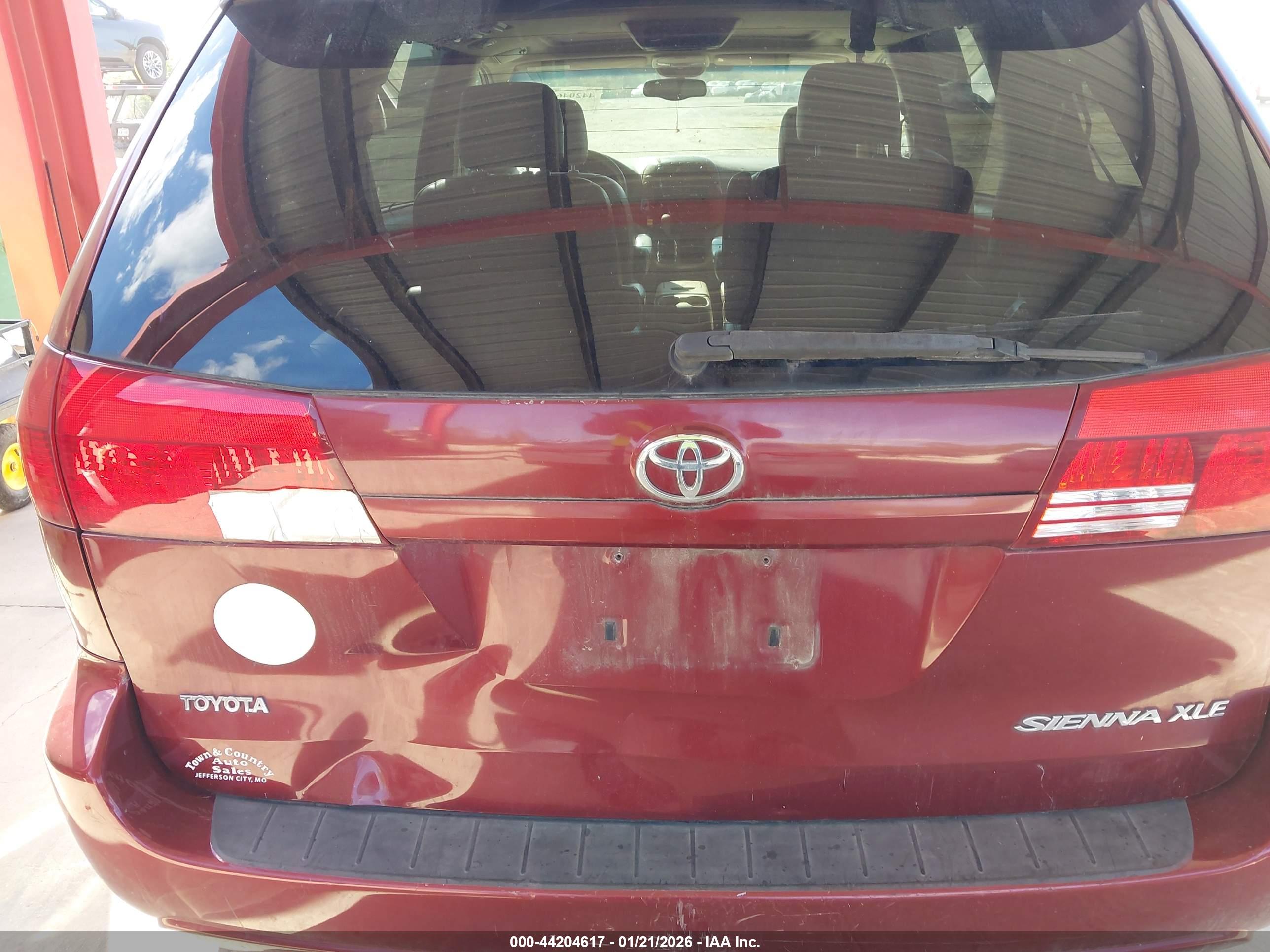 TOYOTA SIENNA image 6