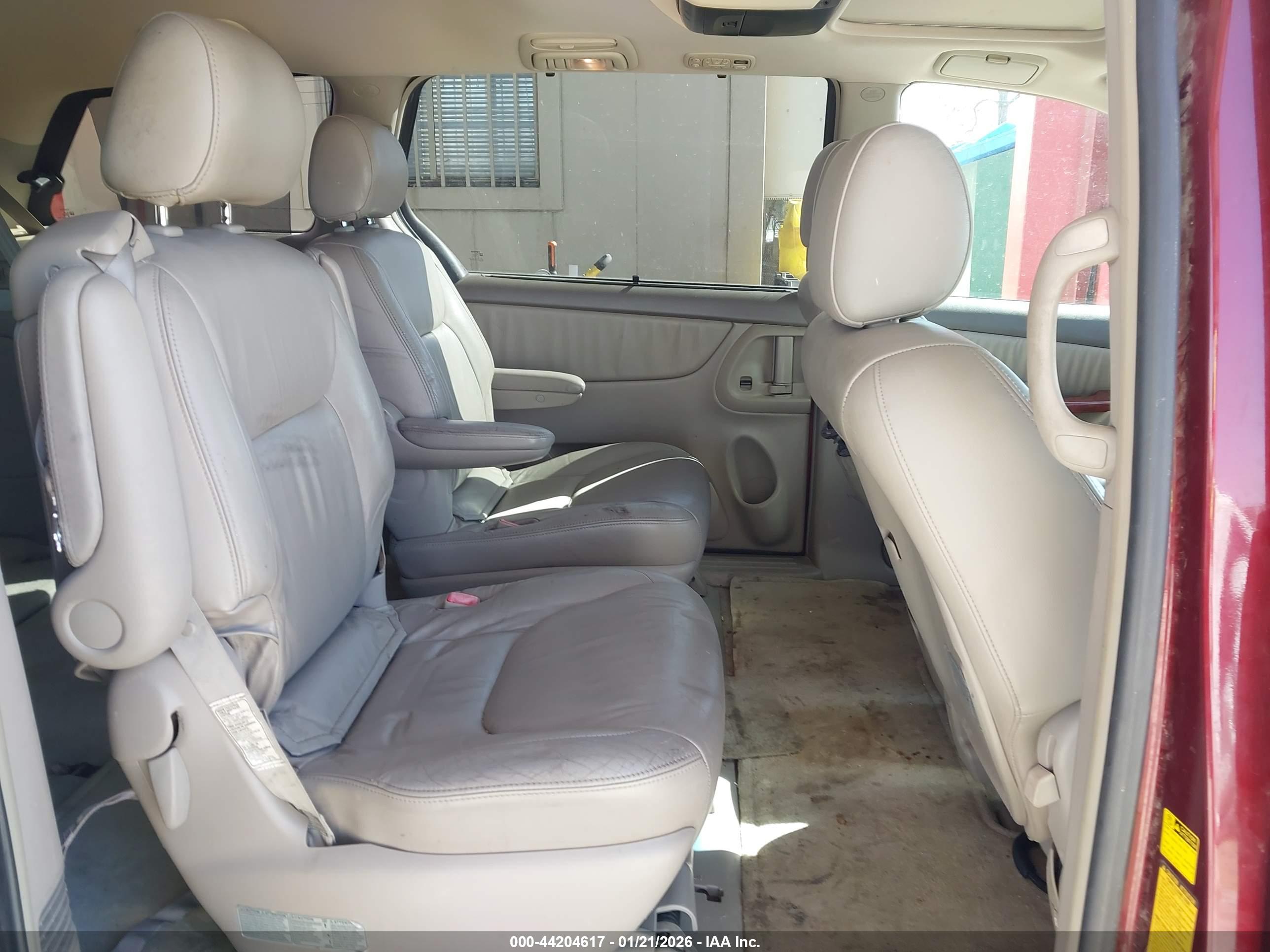 TOYOTA SIENNA image 8