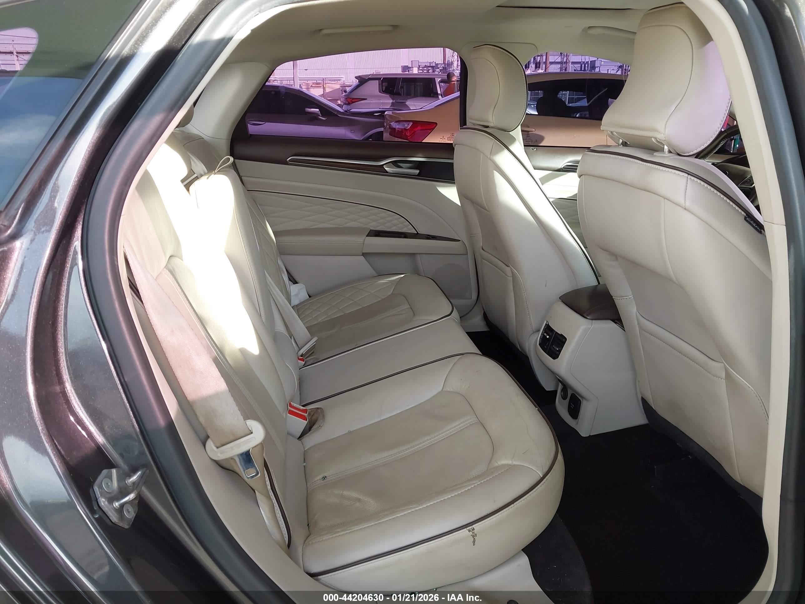 FORD FUSION image 8