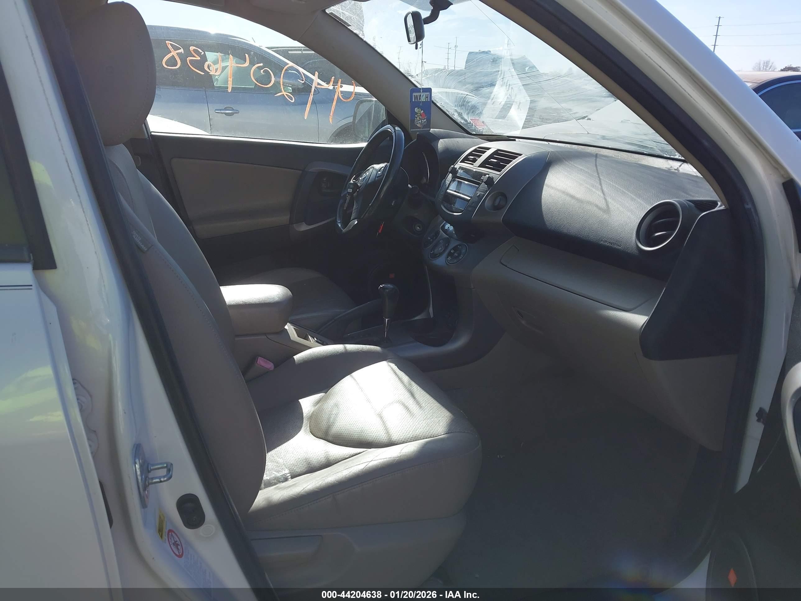TOYOTA RAV4 image 5