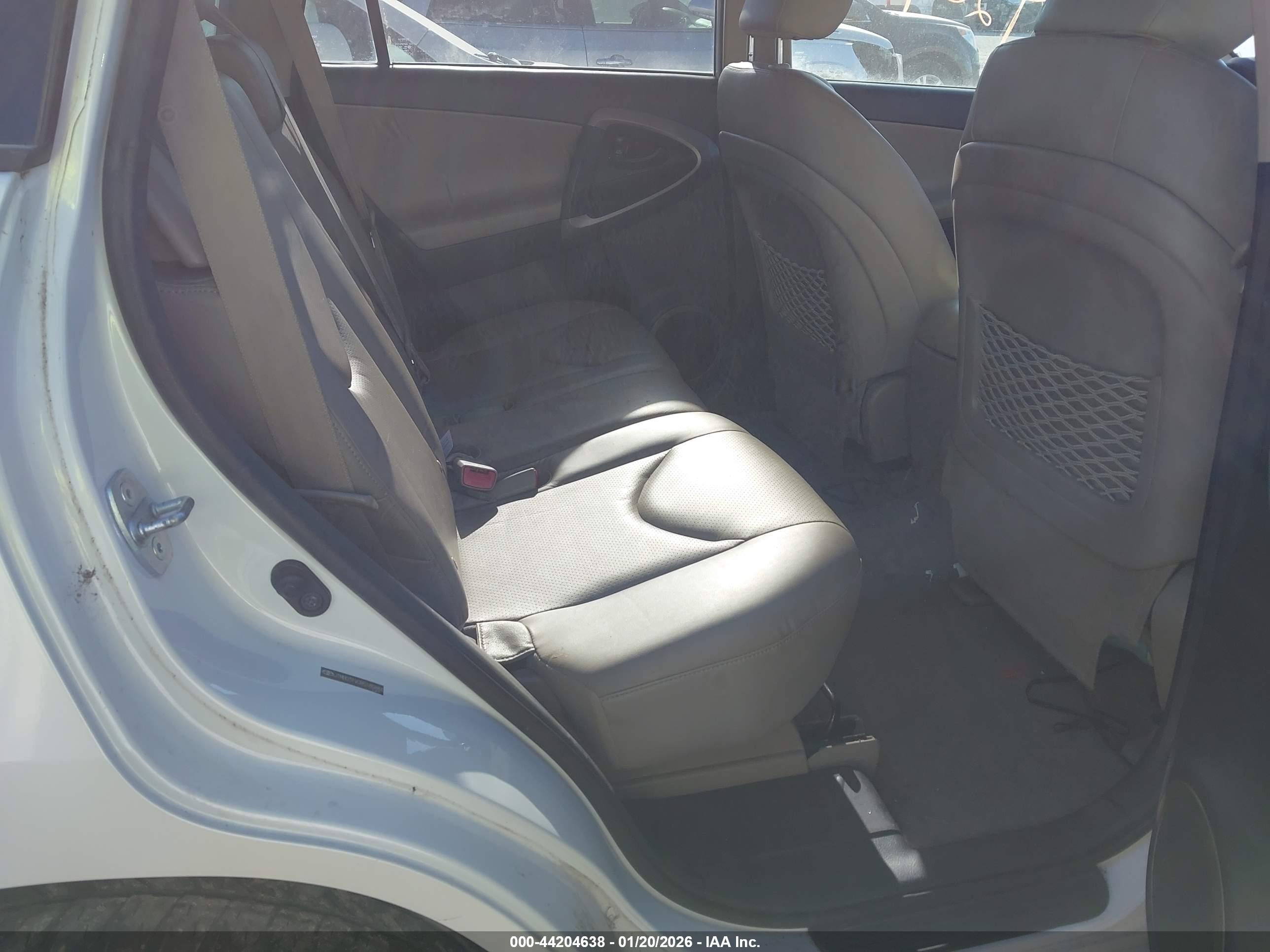 TOYOTA RAV4 image 8