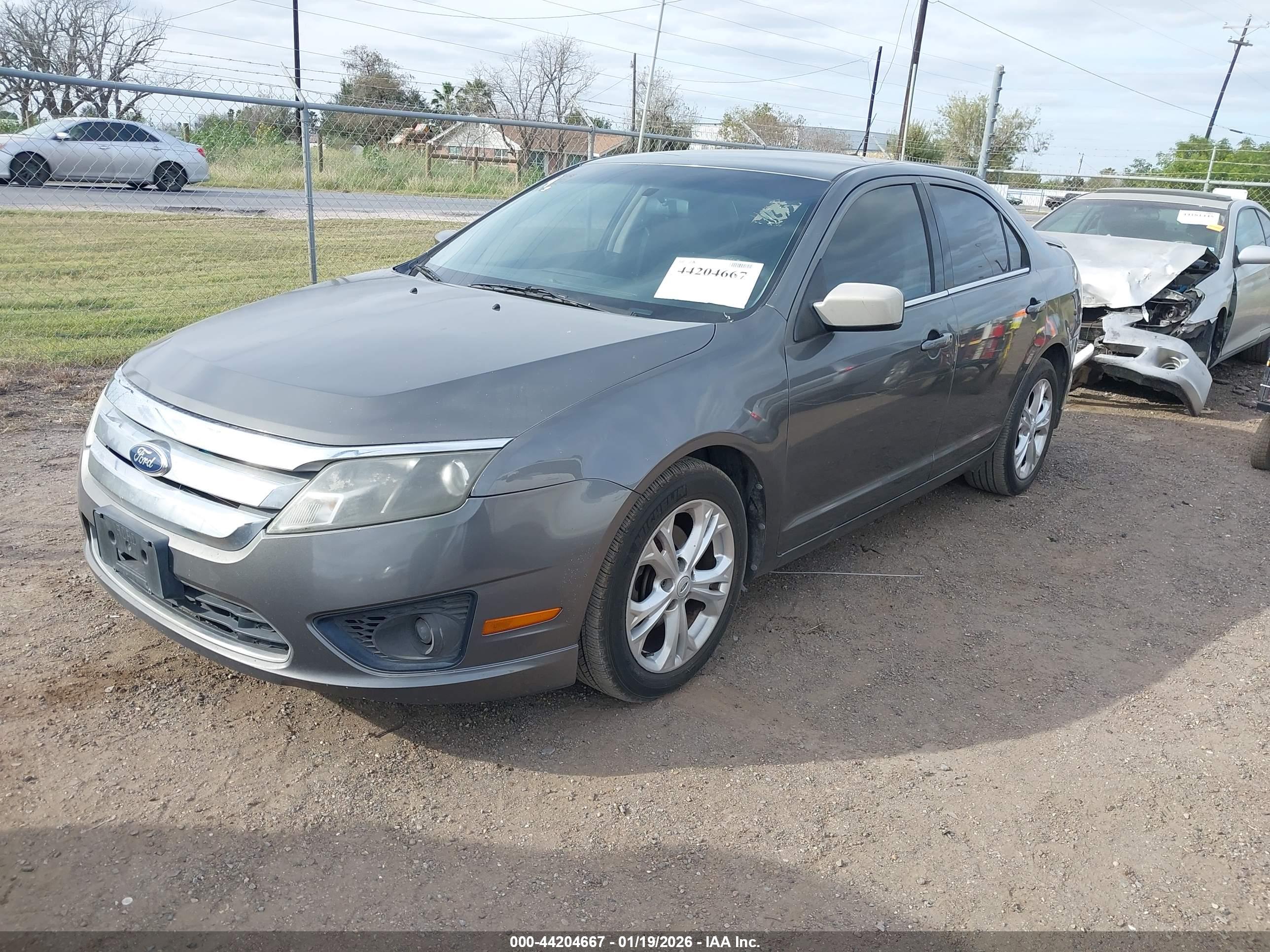 FORD FUSION image 2