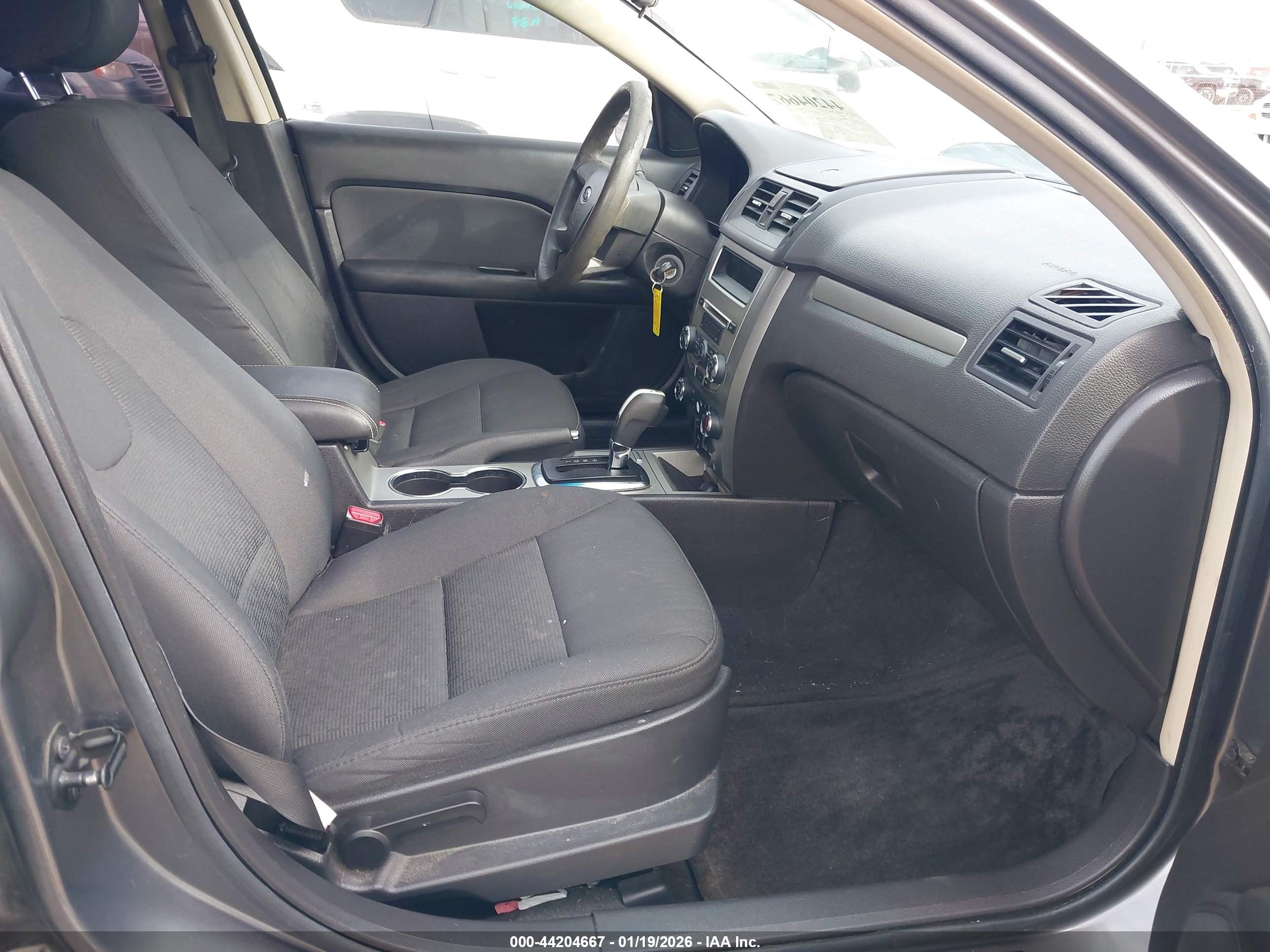 FORD FUSION image 5