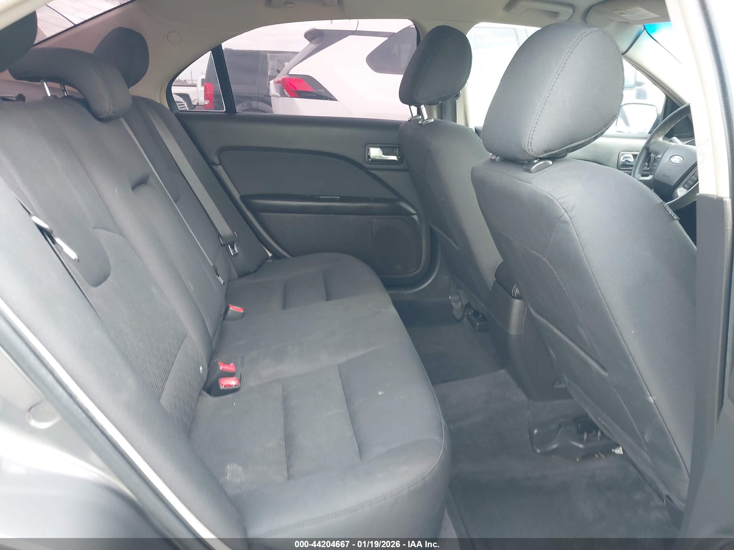 FORD FUSION image 8