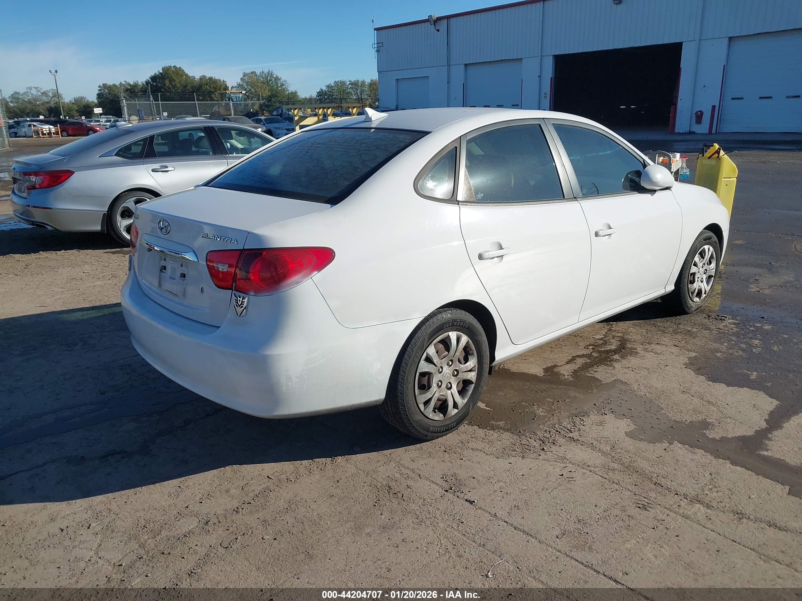 HYUNDAI ELANTRA image 4