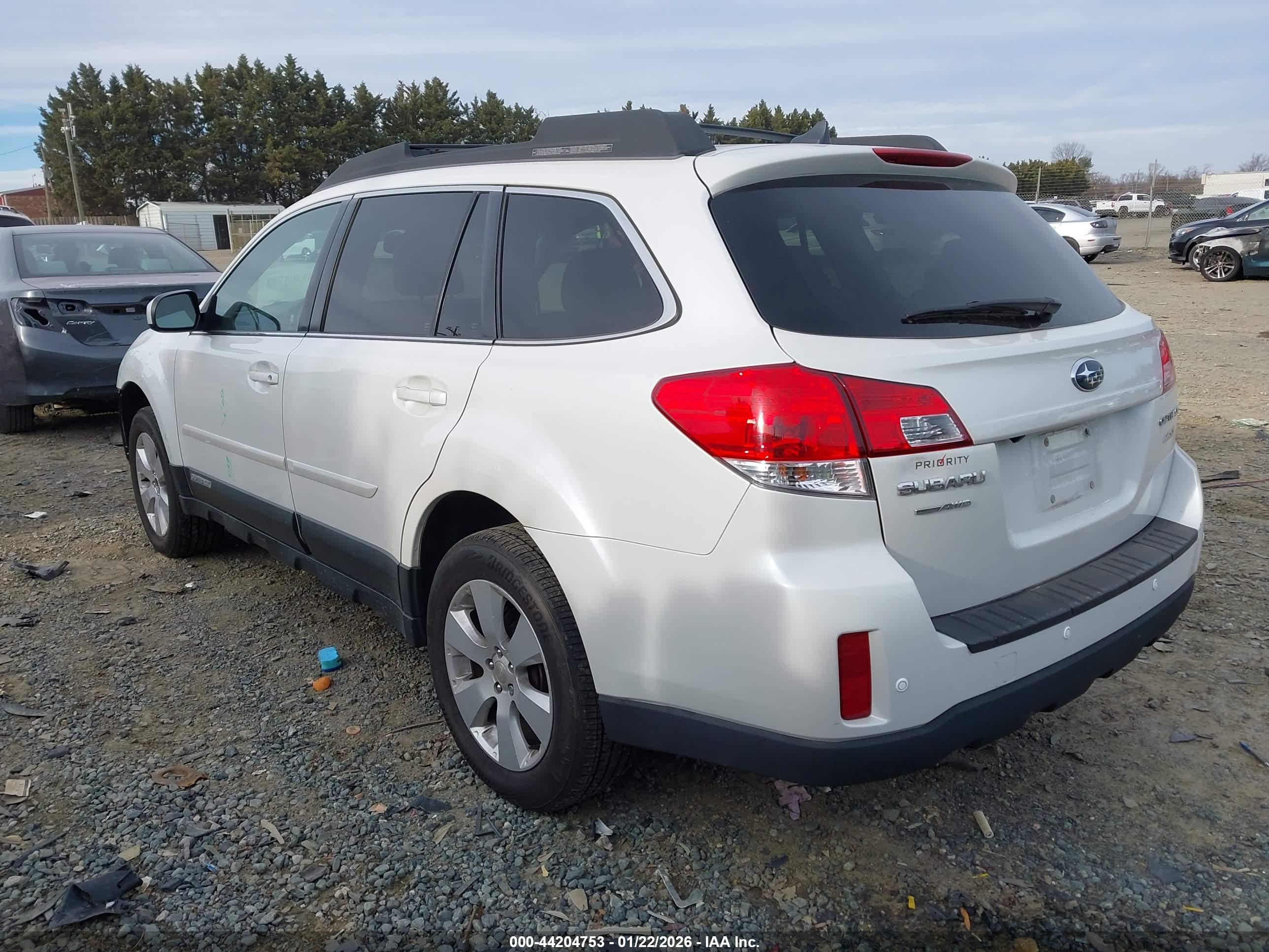 SUBARU OUTBACK image 3