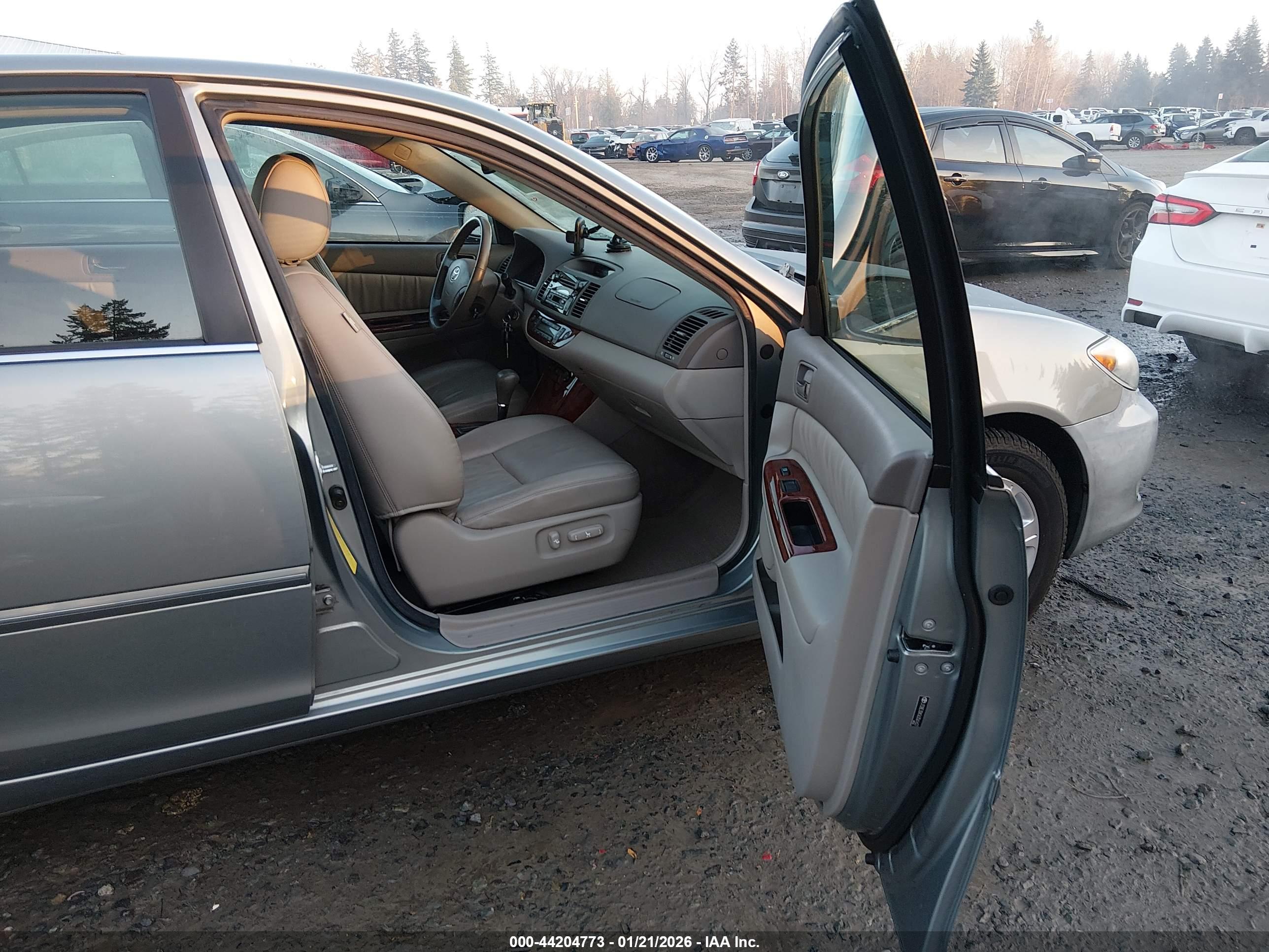 TOYOTA CAMRY image 5