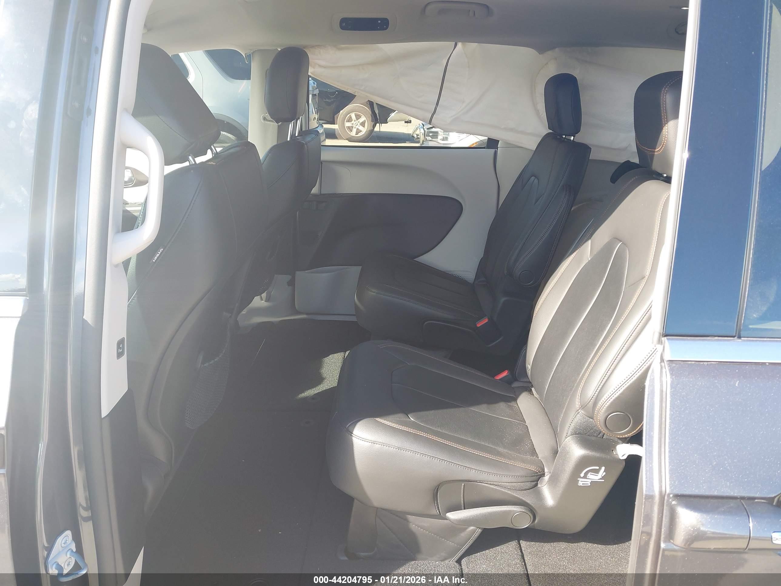 CHRYSLER PACIFICA image 8