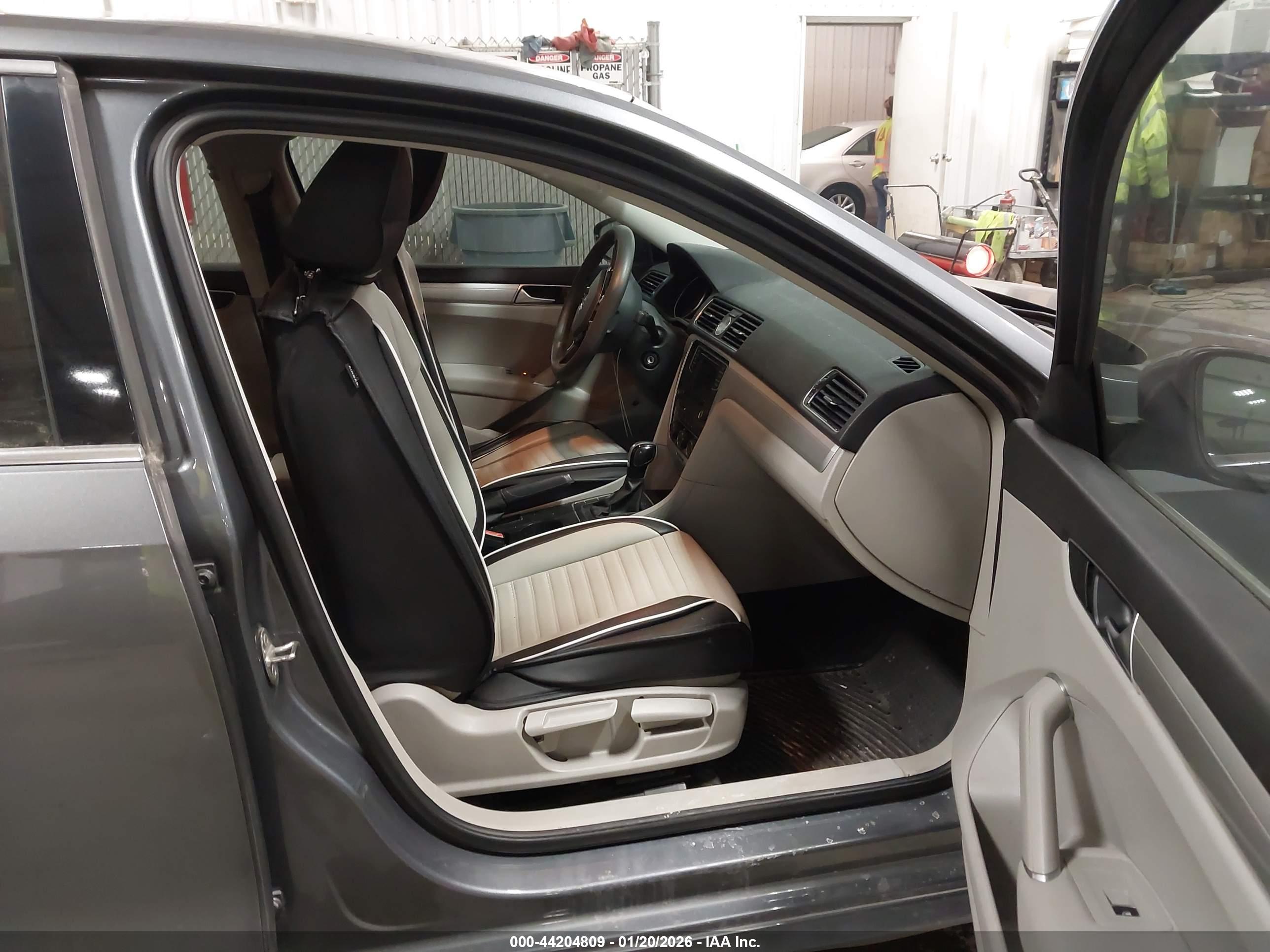 VOLKSWAGEN PASSAT image 5