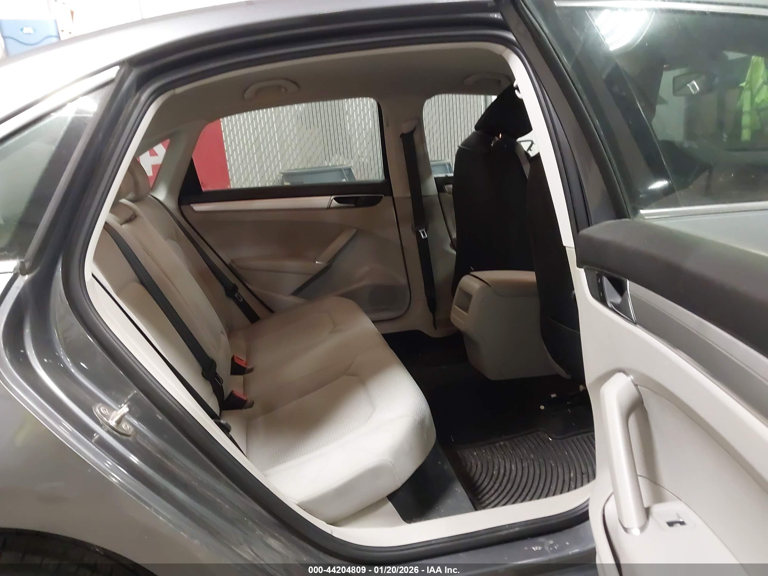 VOLKSWAGEN PASSAT image 8