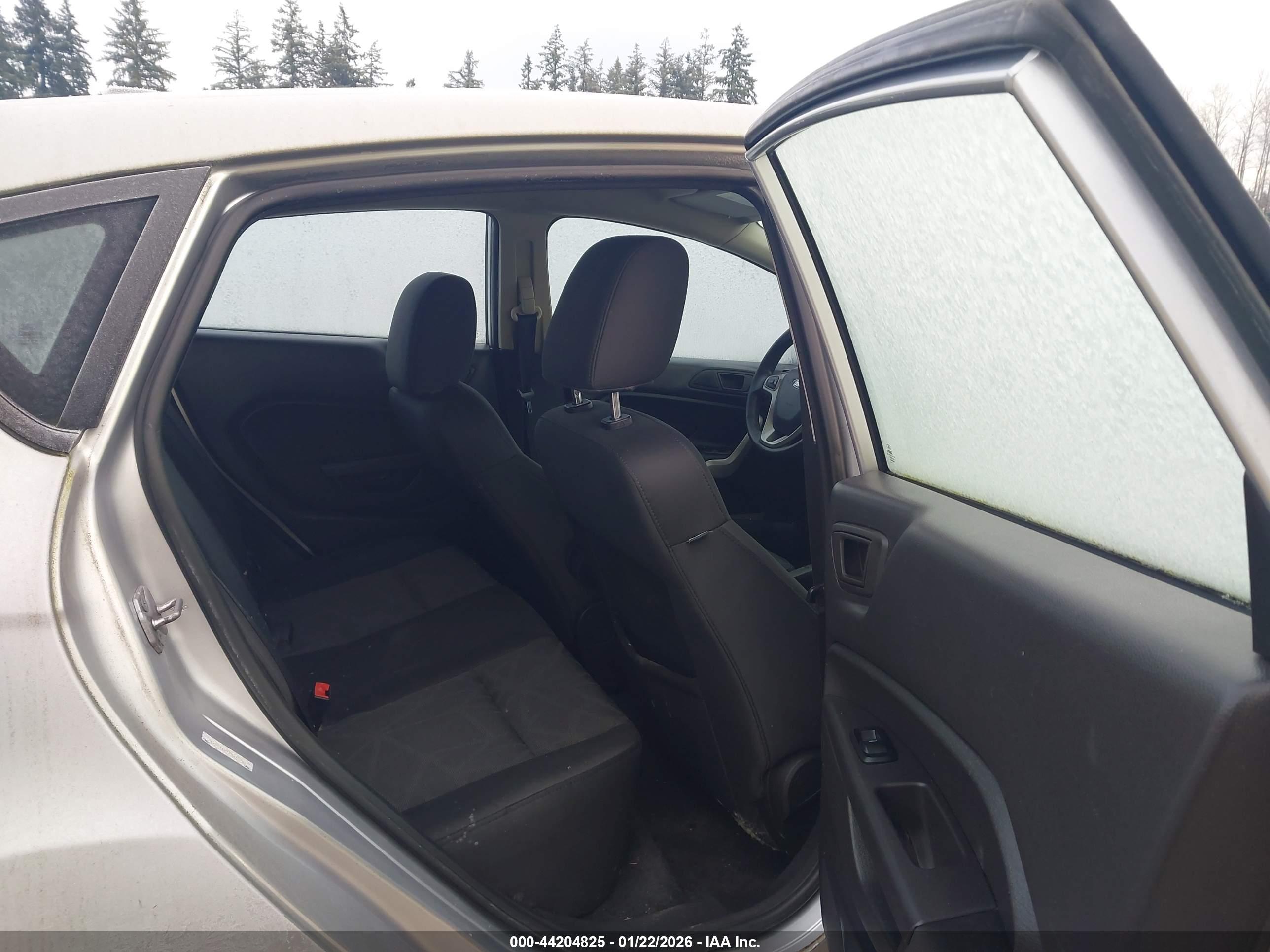FORD FIESTA image 8