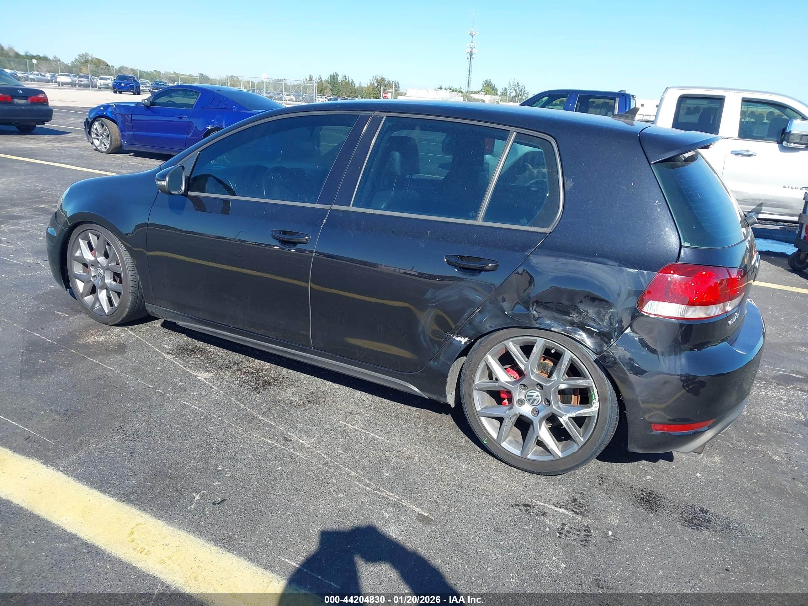 VOLKSWAGEN GTI image 3