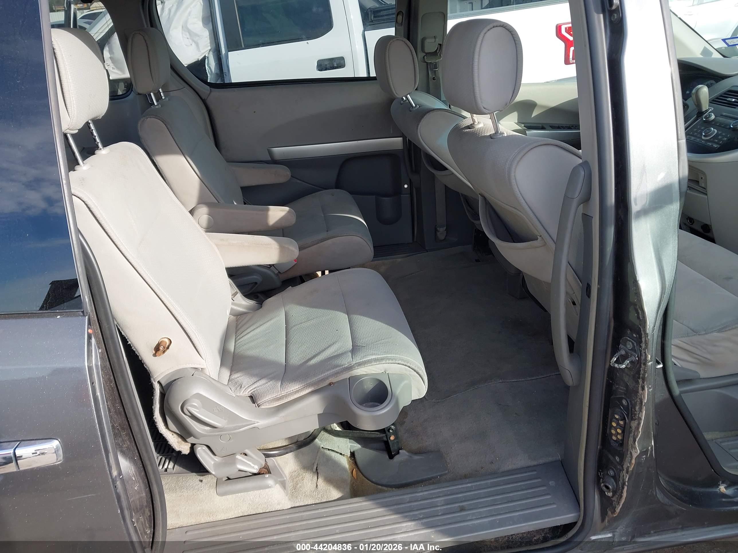 NISSAN QUEST image 8